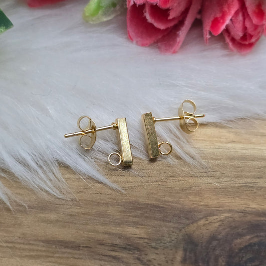 Das Bild zeigt goldfarbige Ohrstecker aus Edelstahl in Stäbchenform mit Öse & Flügelmuttern.