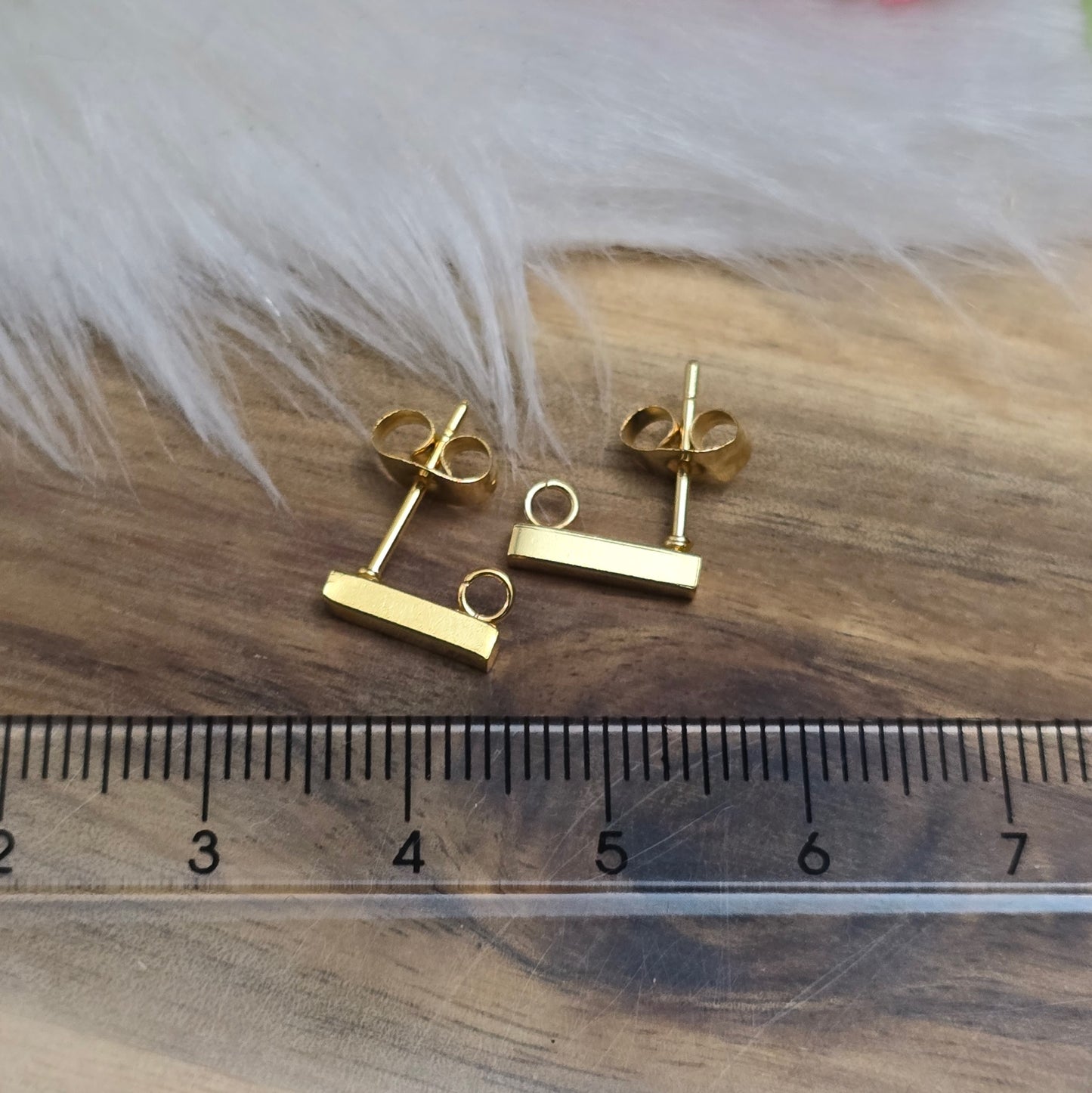 Das Bild zeigt goldfarbige Ohrstecker aus Edelstahl in Stäbchenform mit Öse & Flügelmuttern.
