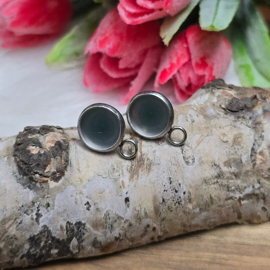 Das Bild zeigt Ohrstecker mit runder Wanne & Öse aus 304 Edelstahl, passt für Klebeperlen mit 8mm Durchmesser