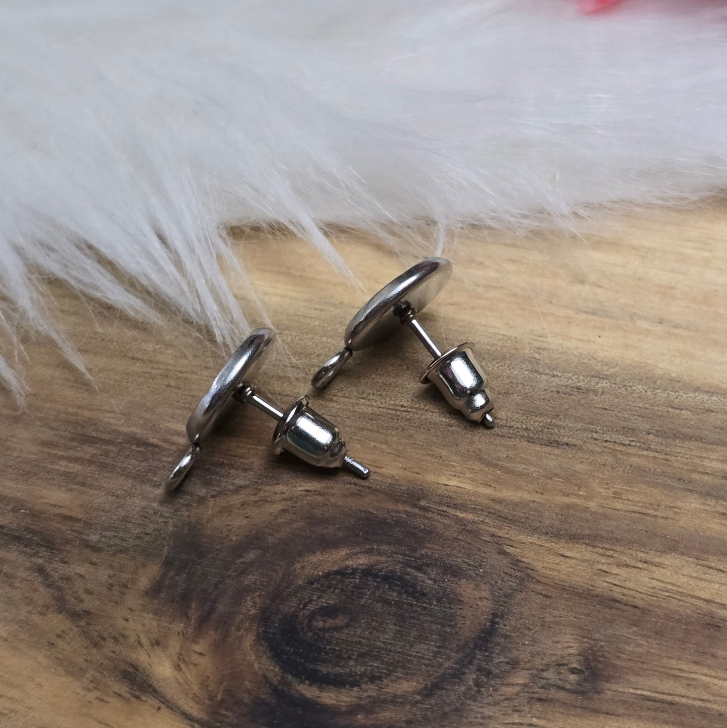 Das Bild zeigt Ohrstecker mit runder Wanne & Öse aus 304 Edelstahl, passt für Klebeperlen mit 8mm Durchmesser