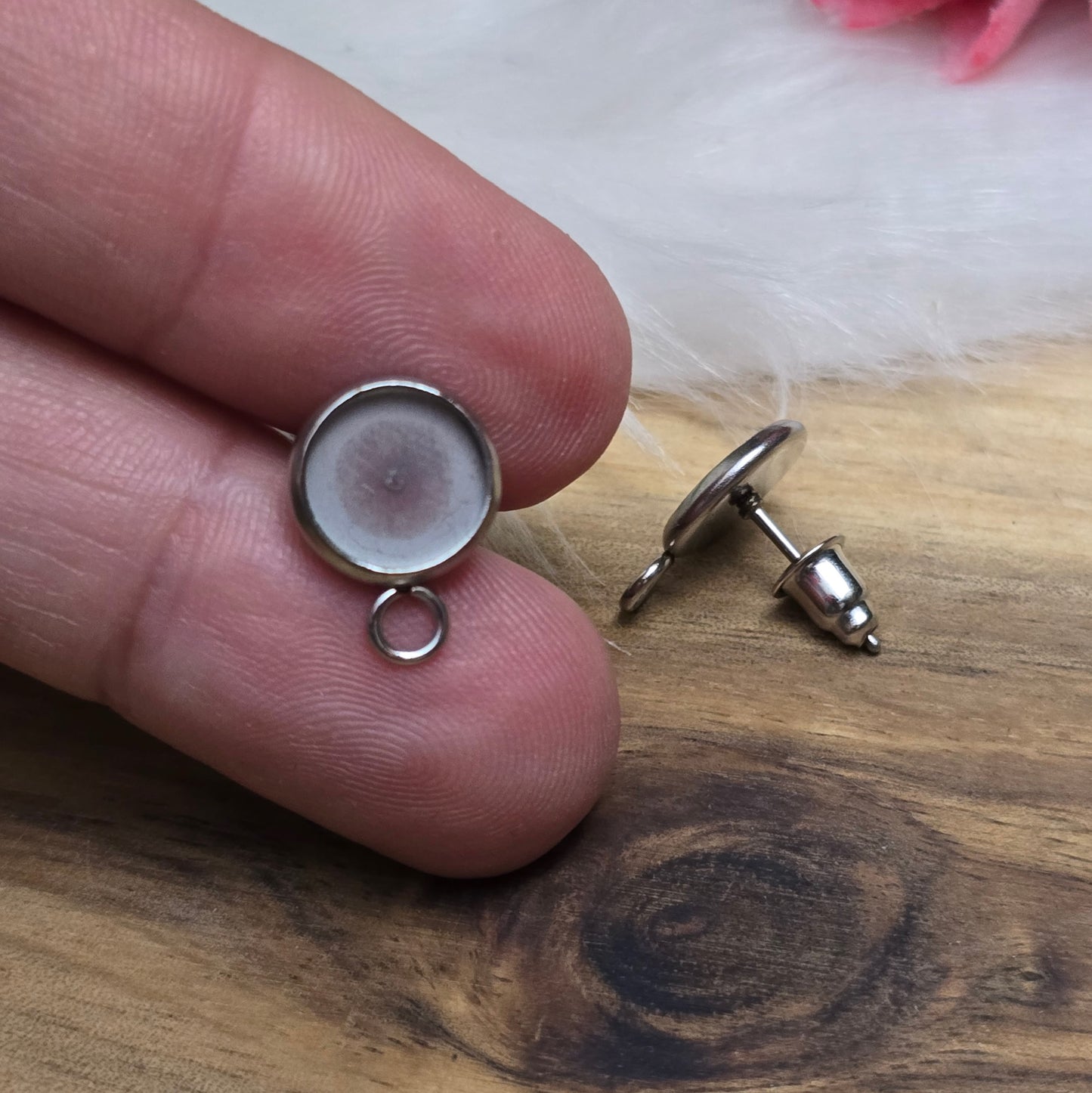 Das Bild zeigt Ohrstecker mit runder Wanne & Öse aus 304 Edelstahl, passt für Klebeperlen mit 8mm Durchmesser