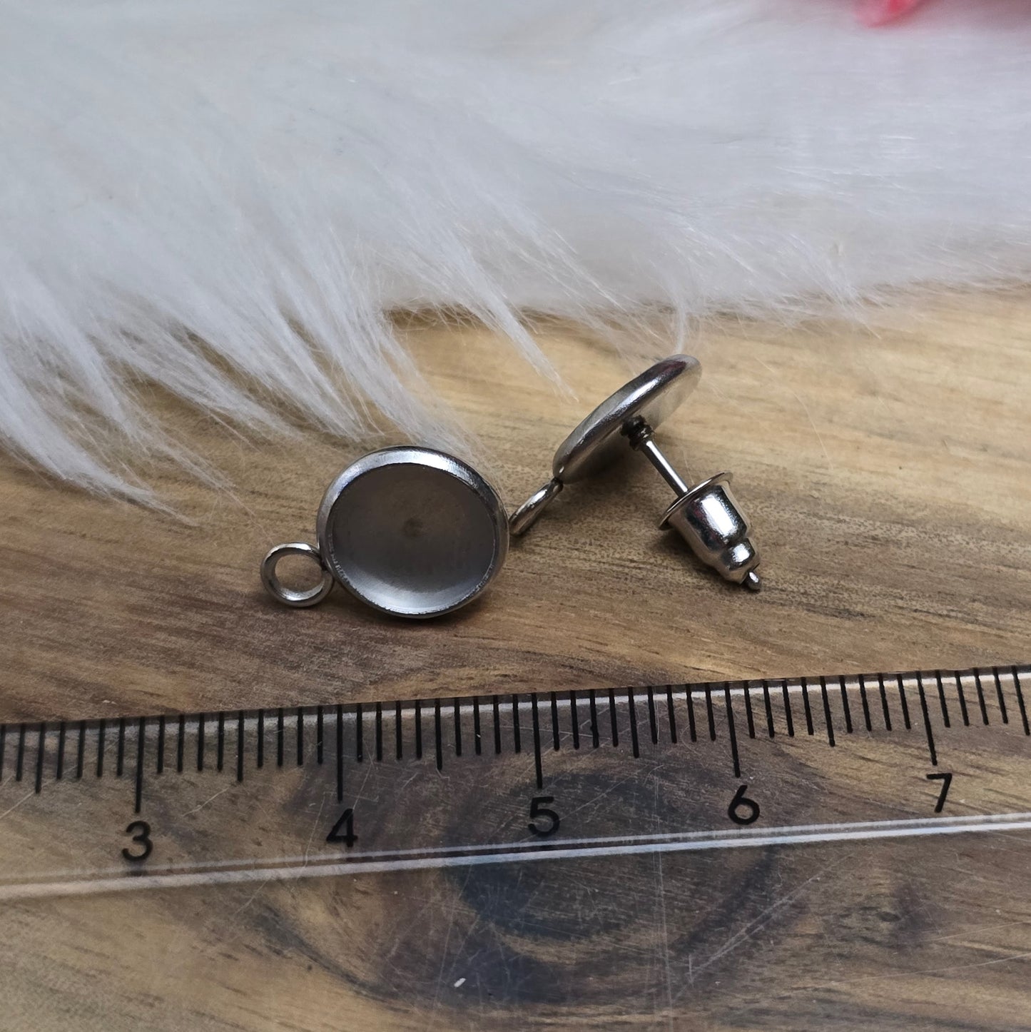 Das Bild zeigt Ohrstecker mit runder Wanne & Öse aus 304 Edelstahl, passt für Klebeperlen mit 8mm Durchmesser