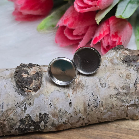 Das Bild zeigt Ohrstecker mit runder Klebewanne aus 304 Edelstahl, passend für 10mm Cabochons in silberfarbig