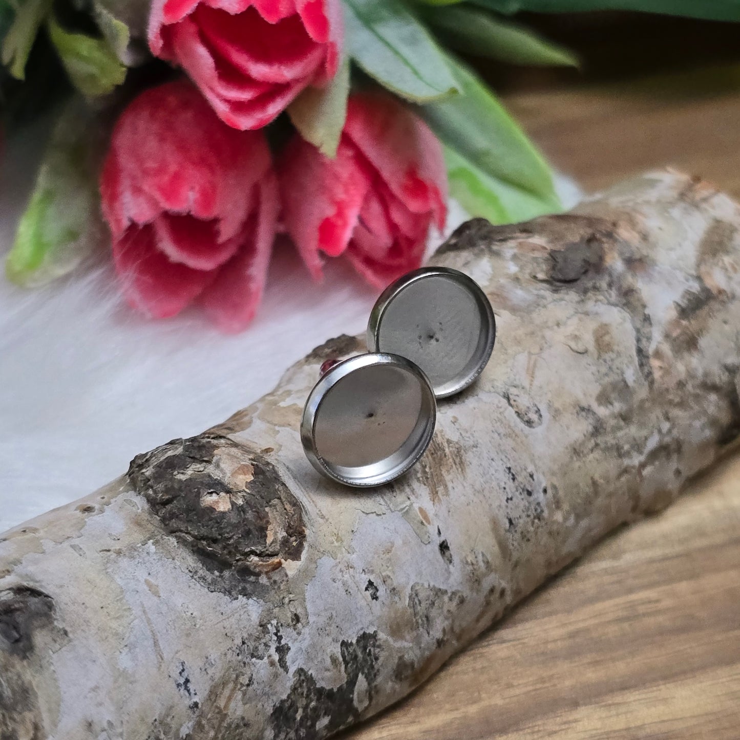 Das Bild zeigt Ohrstecker mit runder Klebewanne aus 304 Edelstahl, passend für 10mm Cabochons in silberfarbig