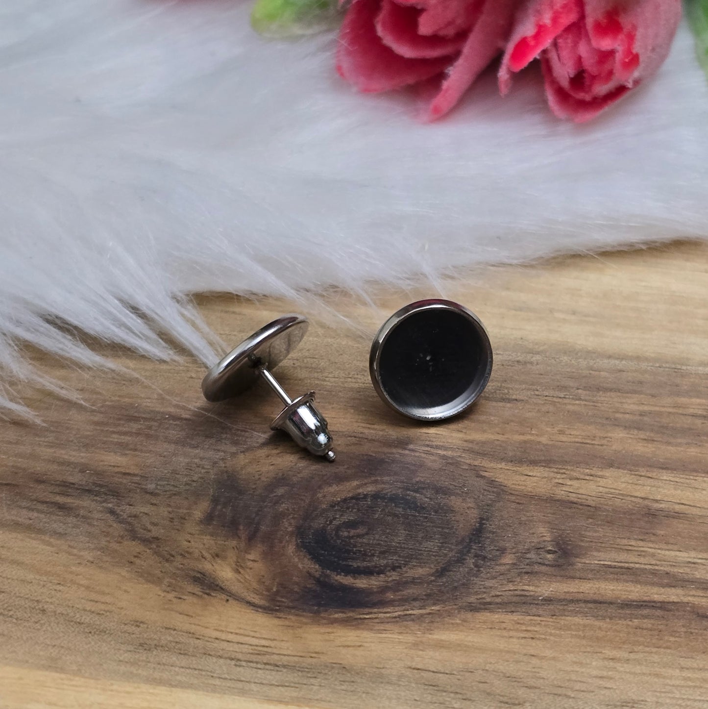 Das Bild zeigt Ohrstecker mit runder Klebewanne aus 304 Edelstahl, passend für 10mm Cabochons in silberfarbig