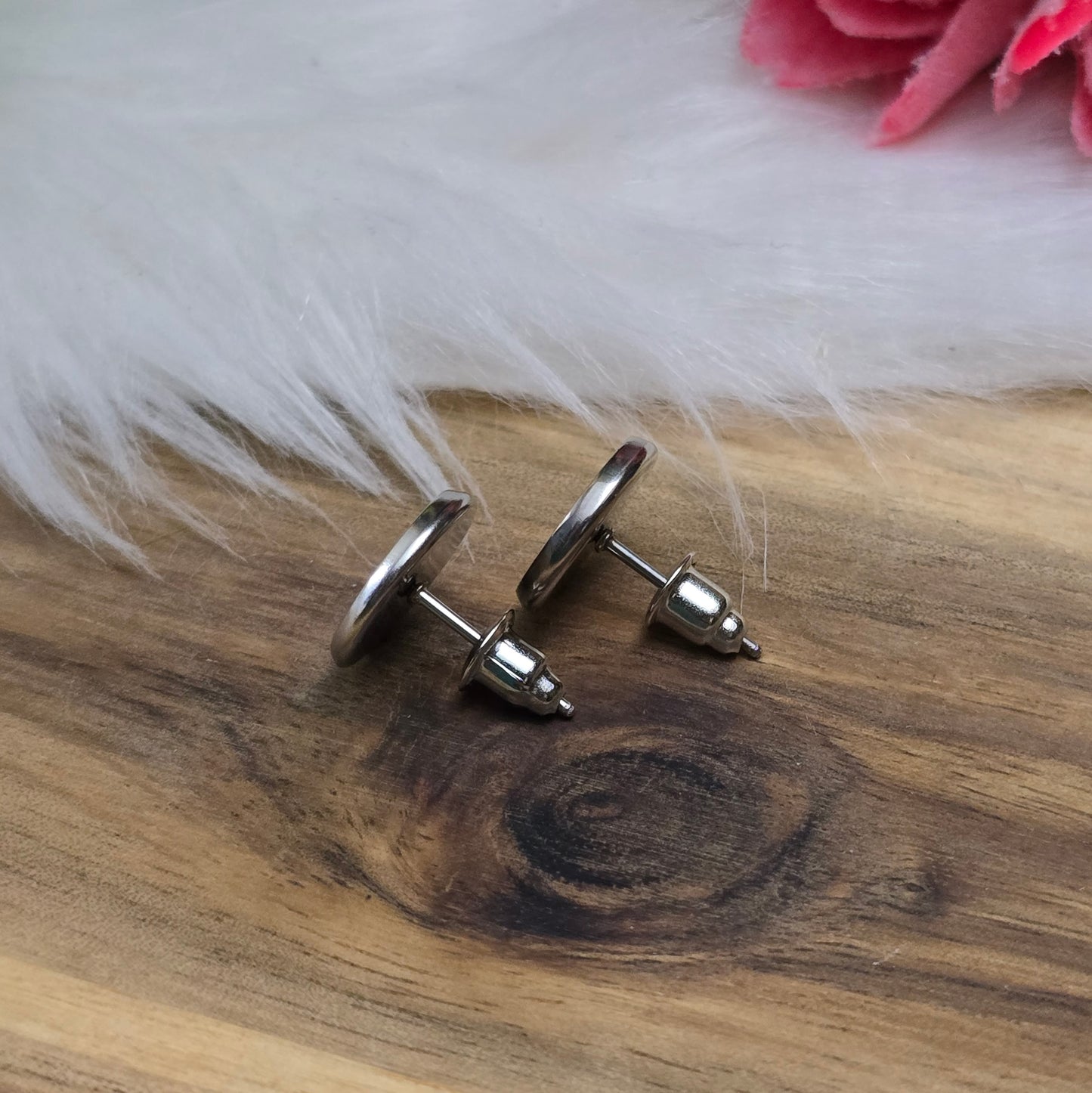 Das Bild zeigt Ohrstecker mit runder Klebewanne aus 304 Edelstahl, passend für 10mm Cabochons in silberfarbig