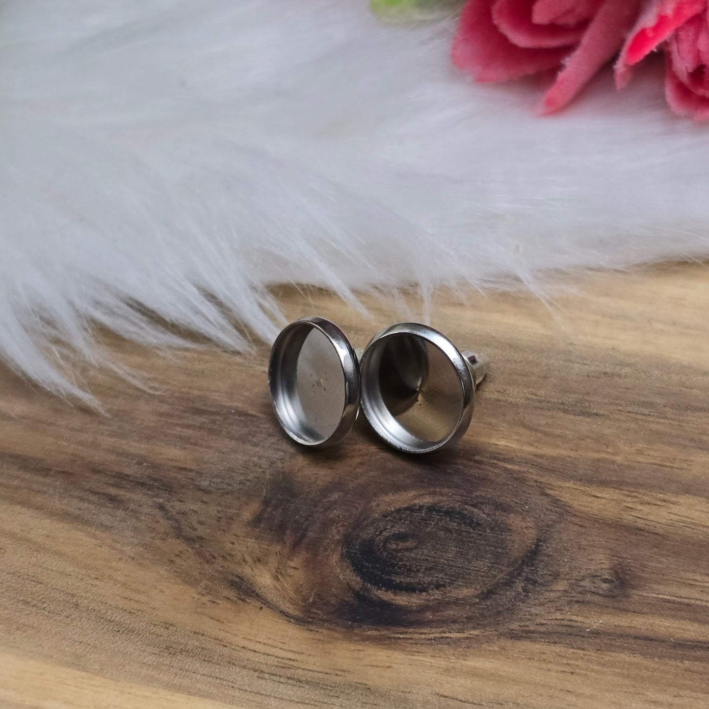 Das Bild zeigt Ohrstecker mit runder Klebewanne aus 304 Edelstahl, passend für 10mm Cabochons in silberfarbig