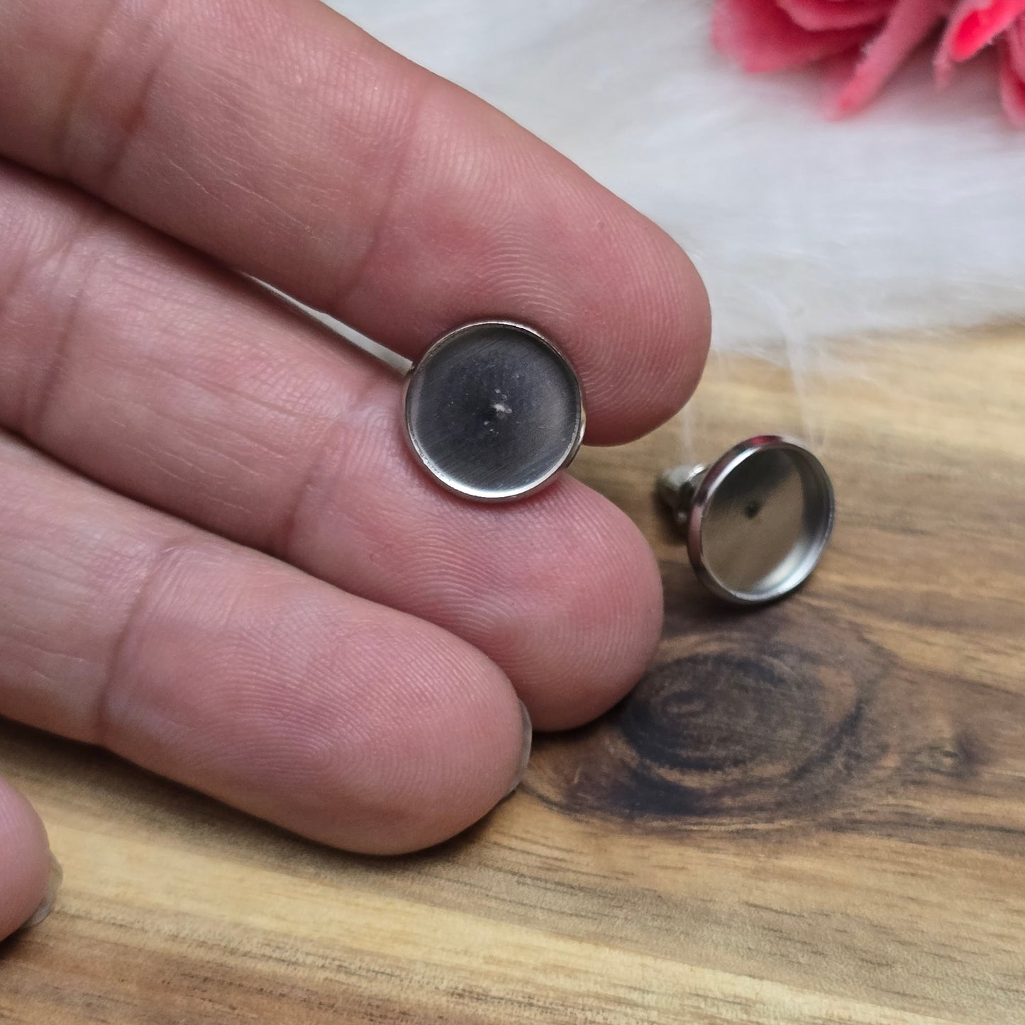 Das Bild zeigt Ohrstecker mit runder Klebewanne aus 304 Edelstahl, passend für 10mm Cabochons in silberfarbig