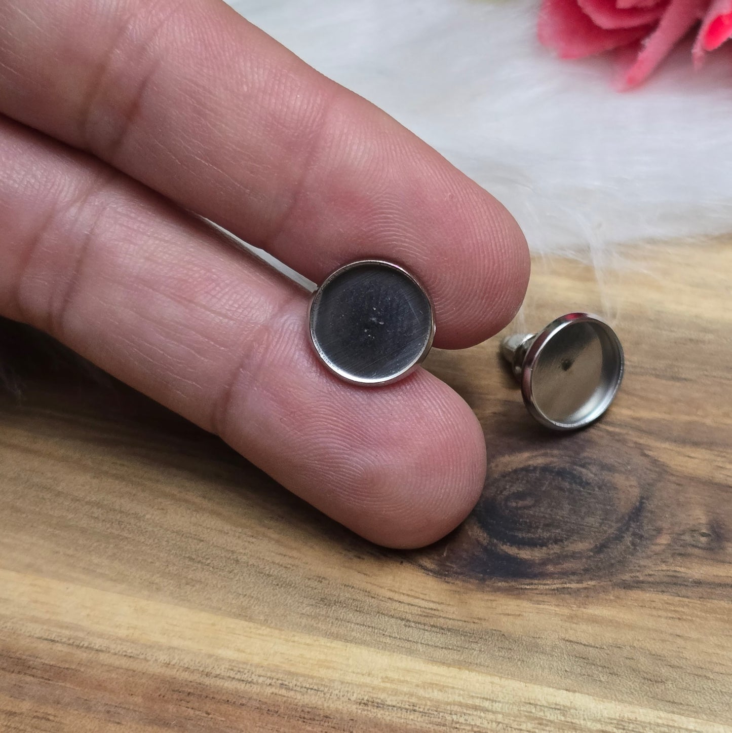 Das Bild zeigt Ohrstecker mit runder Klebewanne aus 304 Edelstahl, passend für 10mm Cabochons in silberfarbig