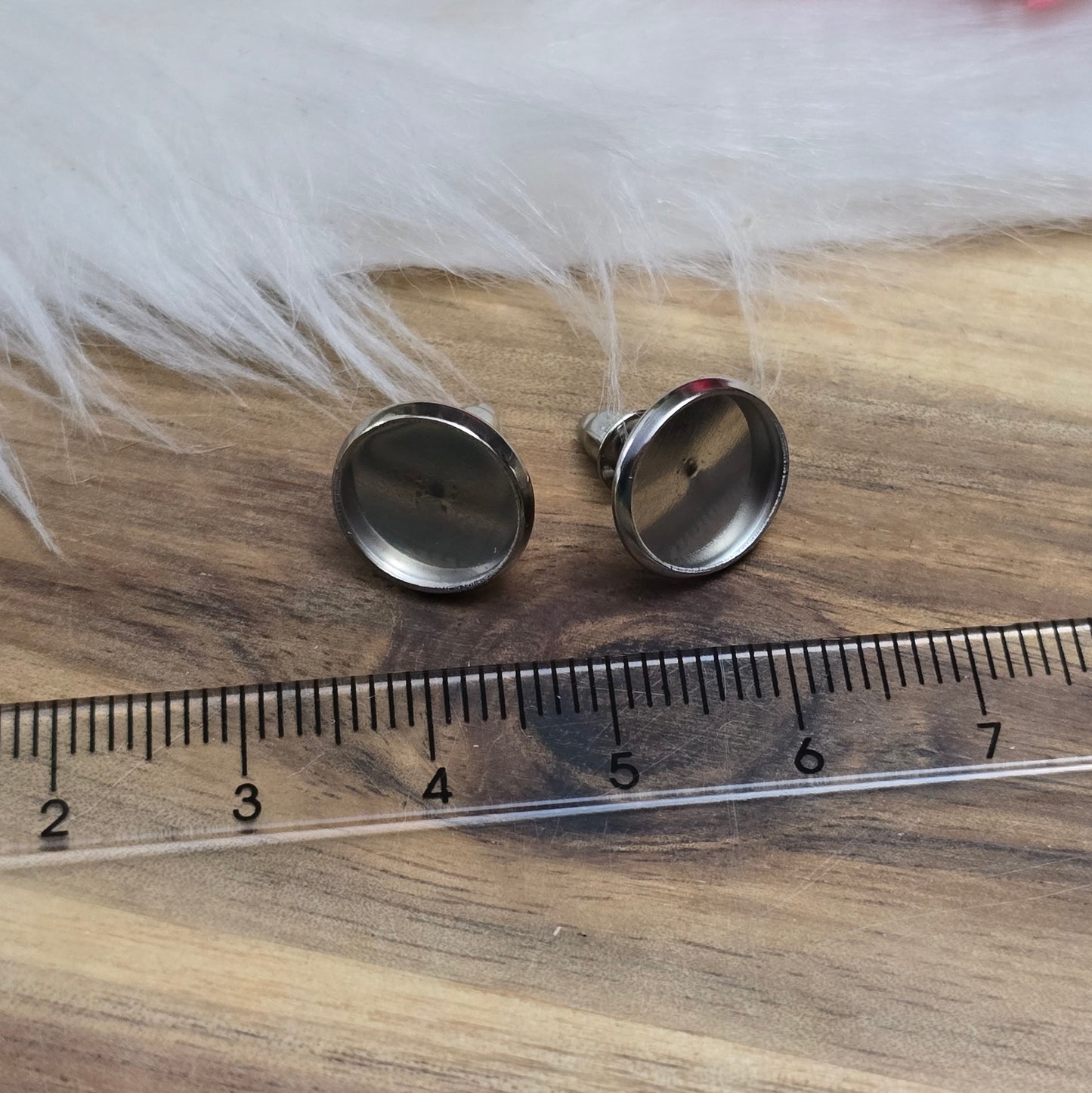Das Bild zeigt Ohrstecker mit runder Klebewanne aus 304 Edelstahl, passend für 10mm Cabochons in silberfarbig