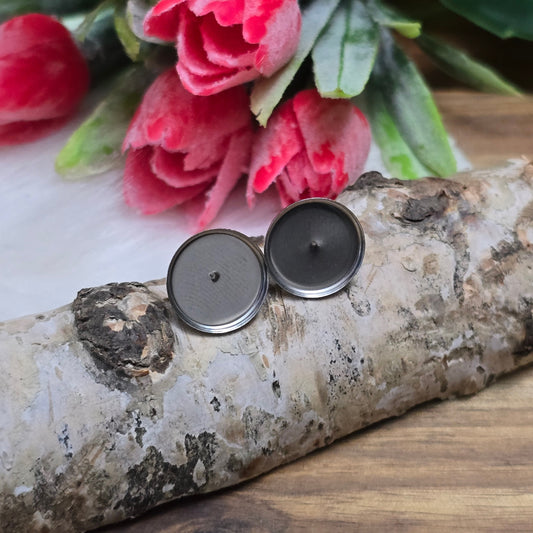 Das Bild zeigt Ohrstecker aus Edelstahl mit runder Klebewanne in der Farbe silber.