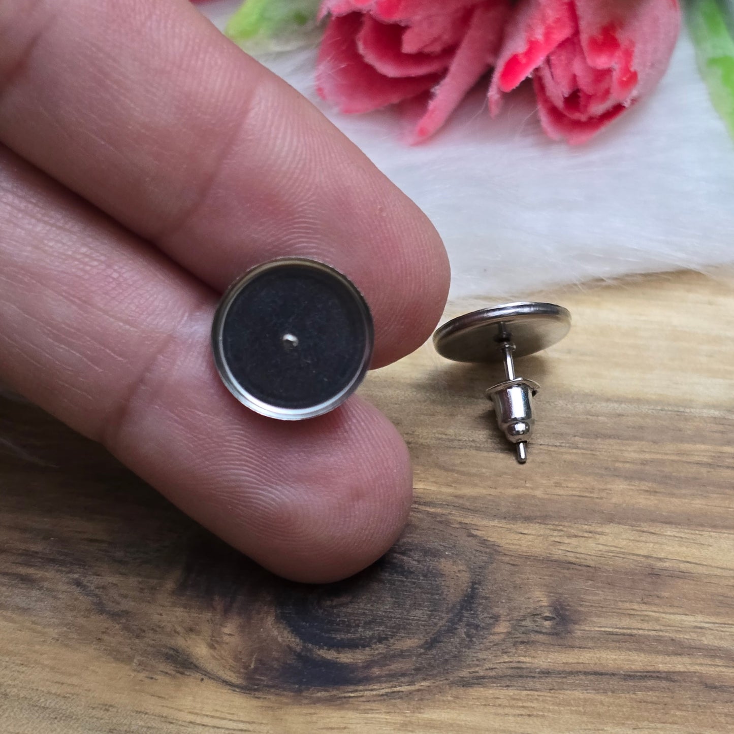 Das Bild zeigt Ohrstecker aus Edelstahl mit runder Klebewanne in der Farbe silber.