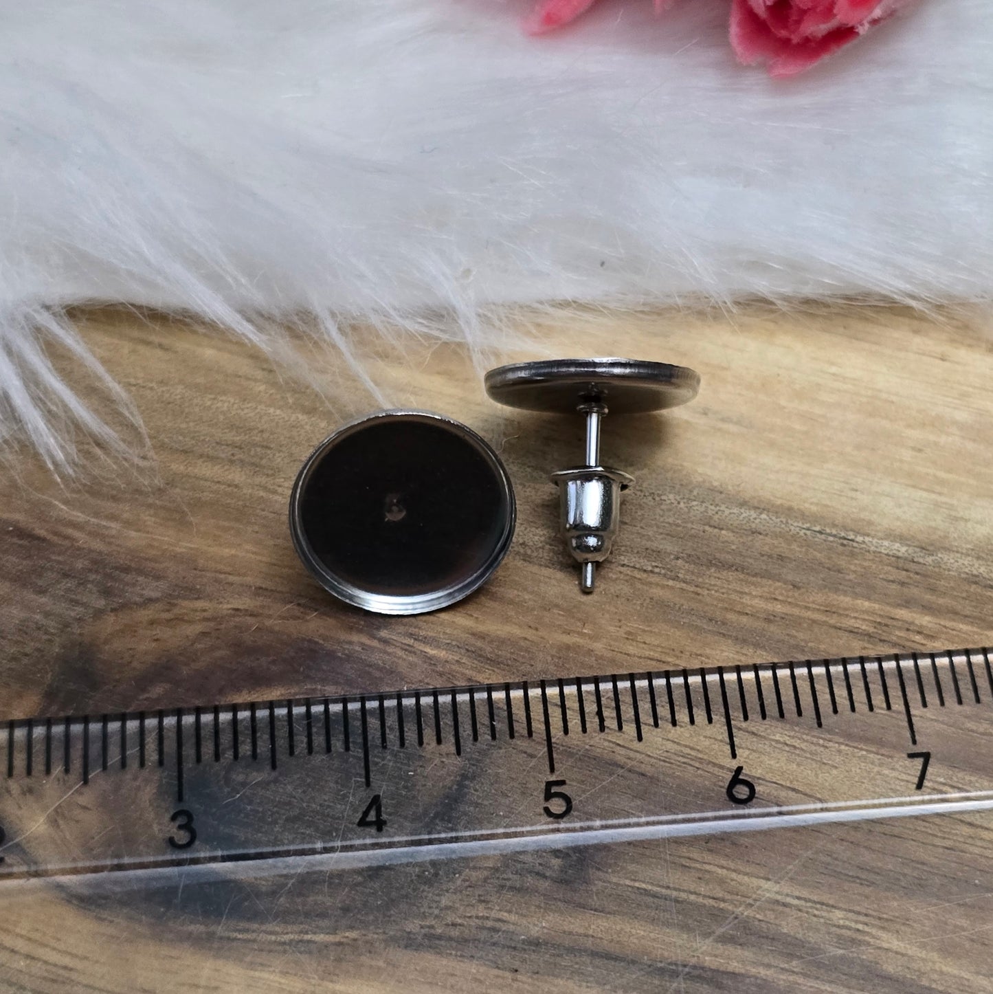 Das Bild zeigt Ohrstecker aus Edelstahl mit runder Klebewanne in der Farbe silber.