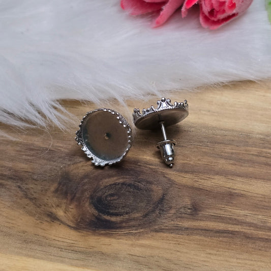 Das Bild zeigt Ohrstecker mit Klebewanne aus 304 Edelstahl, für 12mm Cabochons in der Farbe silber, mit Designrand.