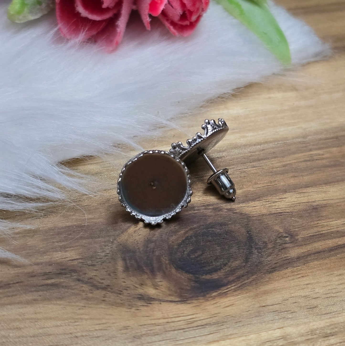 Das Bild zeigt Ohrstecker mit Klebewanne aus 304 Edelstahl, für 12mm Cabochons in der Farbe silber, mit Designrand.