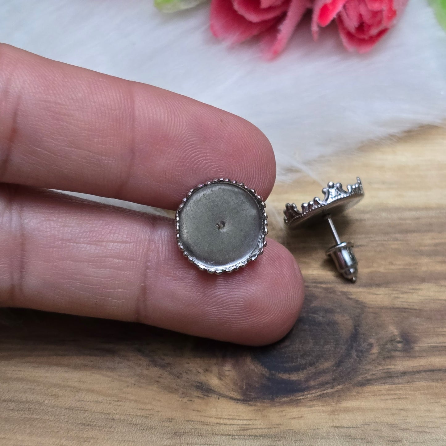 Das Bild zeigt Ohrstecker mit Klebewanne aus 304 Edelstahl, für 12mm Cabochons in der Farbe silber, mit Designrand.