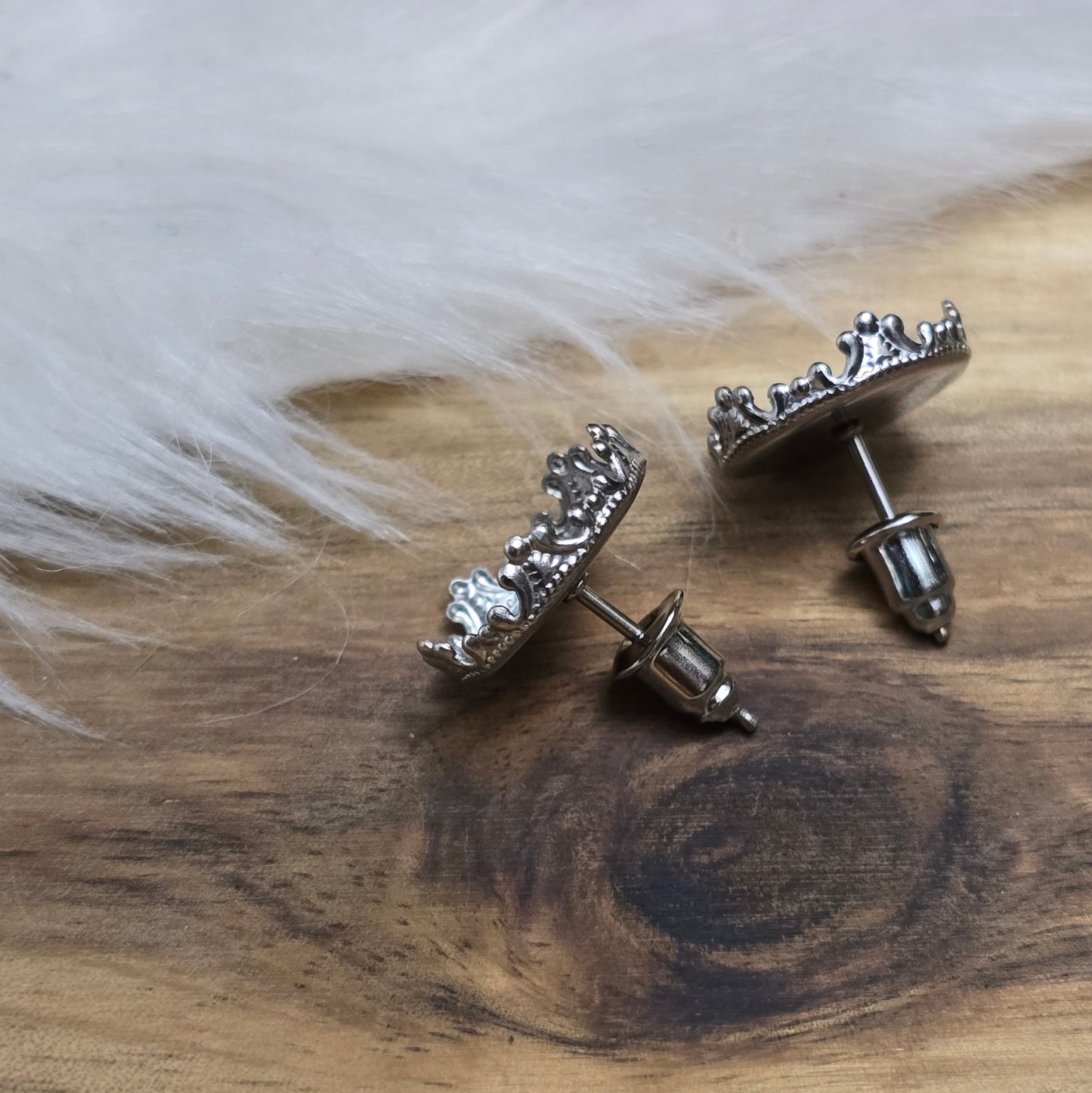 Das Bild zeigt Ohrstecker mit Klebewanne aus 304 Edelstahl, für 12mm Cabochons in der Farbe silber, mit Designrand.