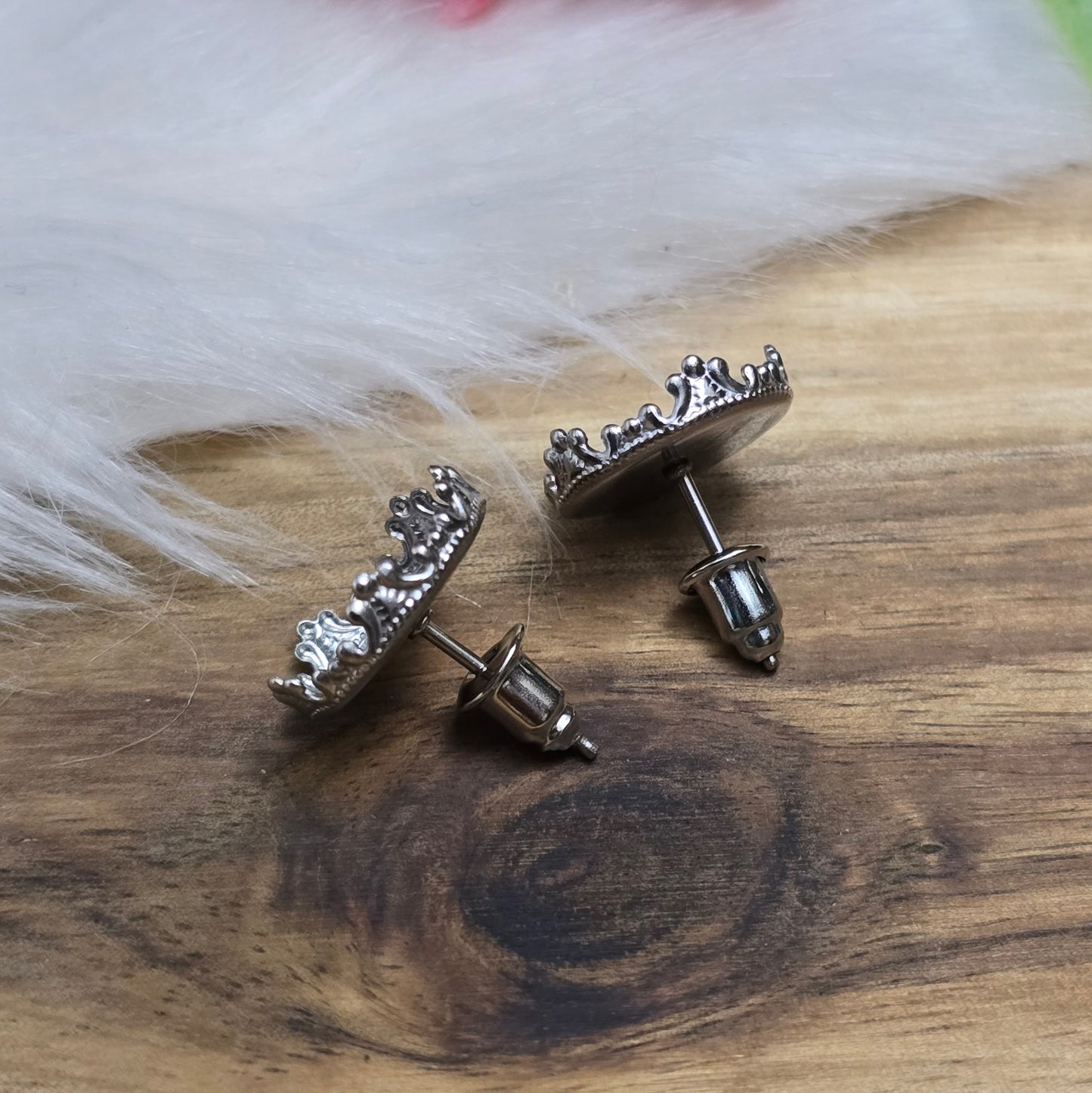 Das Bild zeigt Ohrstecker mit Klebewanne aus 304 Edelstahl, für 12mm Cabochons in der Farbe silber, mit Designrand.