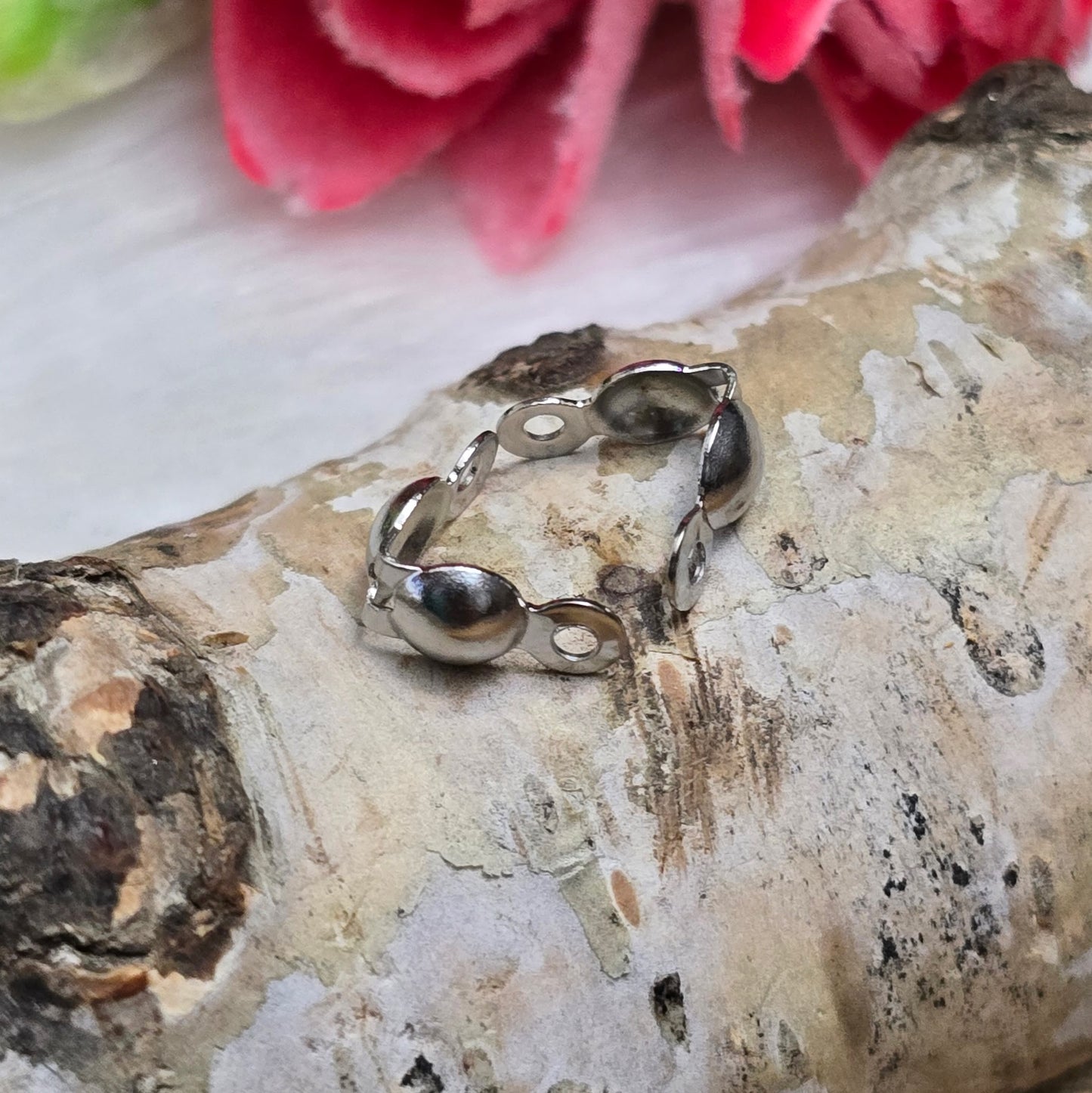 Die Edelstahl Quetschkalotten in Silberfarbe messen 8x4 mm und kommen in einer praktischen Packung mit 10 Stück. Diese kleinen Metallkappen eignen sich perfekt zur sicheren Befestigung von Perlen und Anhängern an Draht oder Schnur, sorgen für ein professionelles Finish und verleihen deinem Schmuckdesign Eleganz und Stabilität.