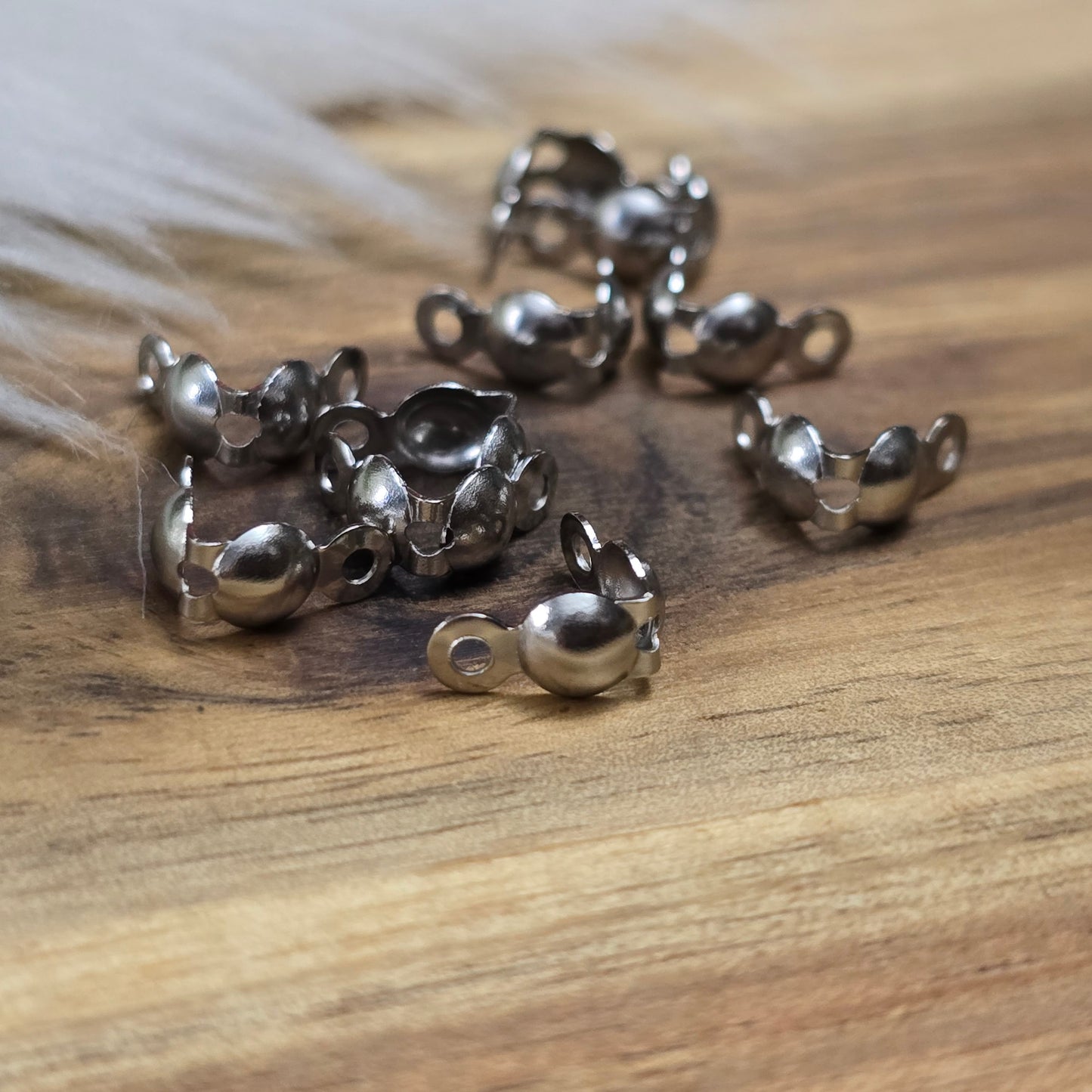 Die Edelstahl Quetschkalotten in Silberfarbe messen 8x4 mm und kommen in einer praktischen Packung mit 10 Stück. Diese kleinen Metallkappen eignen sich perfekt zur sicheren Befestigung von Perlen und Anhängern an Draht oder Schnur, sorgen für ein professionelles Finish und verleihen deinem Schmuckdesign Eleganz und Stabilität.