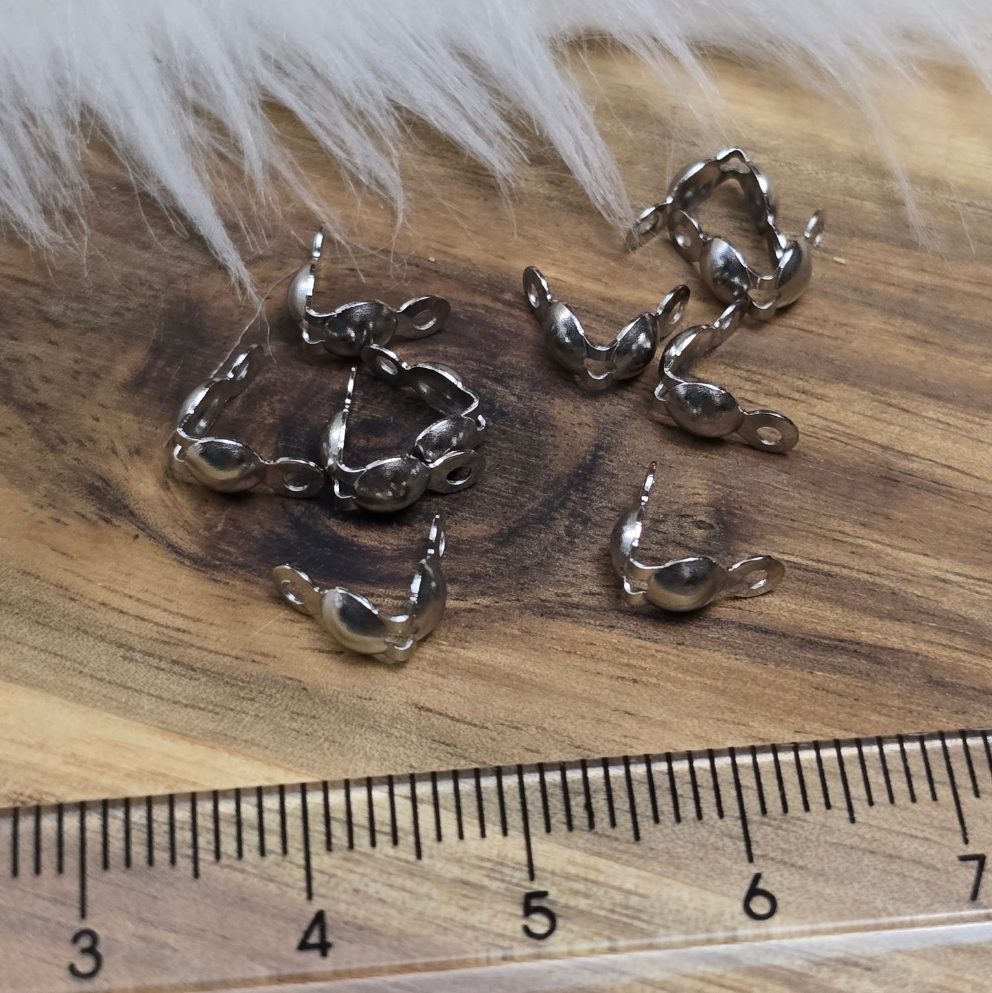 Die Edelstahl Quetschkalotten in Silberfarbe messen 8x4 mm und kommen in einer praktischen Packung mit 10 Stück. Diese kleinen Metallkappen eignen sich perfekt zur sicheren Befestigung von Perlen und Anhängern an Draht oder Schnur, sorgen für ein professionelles Finish und verleihen deinem Schmuckdesign Eleganz und Stabilität.