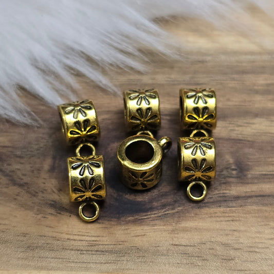 Das Bild zeigt 12 antik goldfarbene Metallperlen mit integrierter Anhängeröse. Die runden Perlen haben eine glatte Oberfläche und eine Öffnung zum einfachen Auffädeln auf Ketten oder Armbänder. Die fest angebrachte Öse ermöglicht das Befestigen von Anhängern für individuelle Schmuckdesigns.