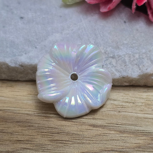 Diese 12 weißen, irisierenden Blumenperlen aus Acryl mit einem Durchmesser von 22 mm sind perfekt für deine kreativen Projekte! Ideal für Schmuck, Makramee und Dekorationen. Ihre schimmernde Oberfläche bringt blumigen Flair und ist eine wunderbare Ergänzung für Hochzeiten, Sommerfeste und andere festliche Anlässe.