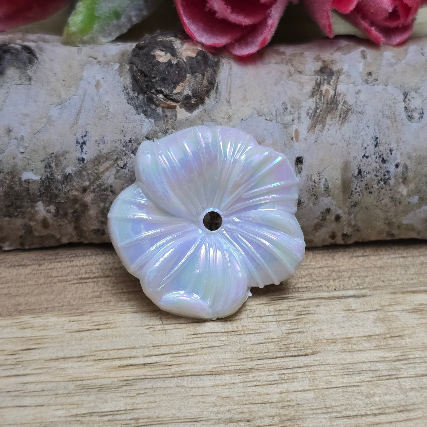 Diese 12 weißen, irisierenden Blumenperlen aus Acryl mit einem Durchmesser von 22 mm sind perfekt für deine kreativen Projekte! Ideal für Schmuck, Makramee und Dekorationen. Ihre schimmernde Oberfläche bringt blumigen Flair und ist eine wunderbare Ergänzung für Hochzeiten, Sommerfeste und andere festliche Anlässe.