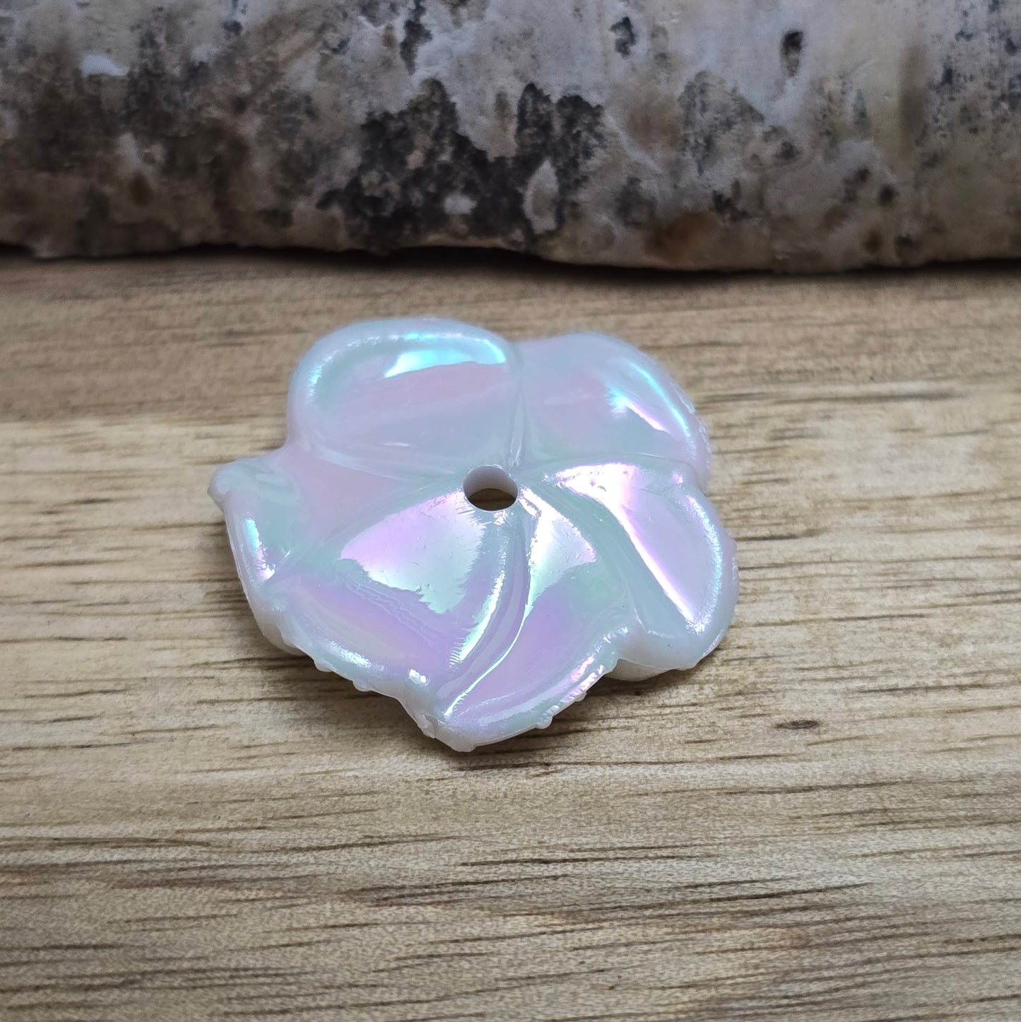 Diese 12 weißen, irisierenden Blumenperlen aus Acryl mit einem Durchmesser von 22 mm sind perfekt für deine kreativen Projekte! Ideal für Schmuck, Makramee und Dekorationen. Ihre schimmernde Oberfläche bringt blumigen Flair und ist eine wunderbare Ergänzung für Hochzeiten, Sommerfeste und andere festliche Anlässe.