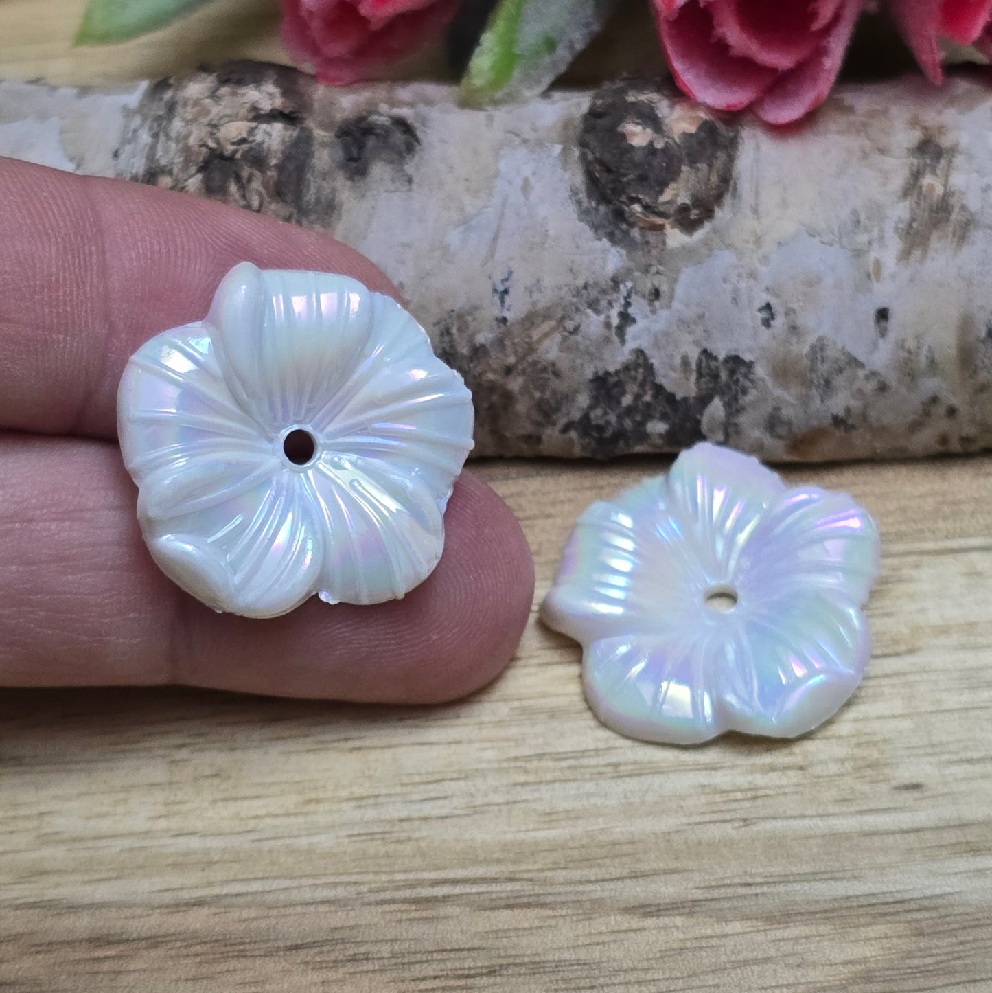 Diese 12 weißen, irisierenden Blumenperlen aus Acryl mit einem Durchmesser von 22 mm sind perfekt für deine kreativen Projekte! Ideal für Schmuck, Makramee und Dekorationen. Ihre schimmernde Oberfläche bringt blumigen Flair und ist eine wunderbare Ergänzung für Hochzeiten, Sommerfeste und andere festliche Anlässe.