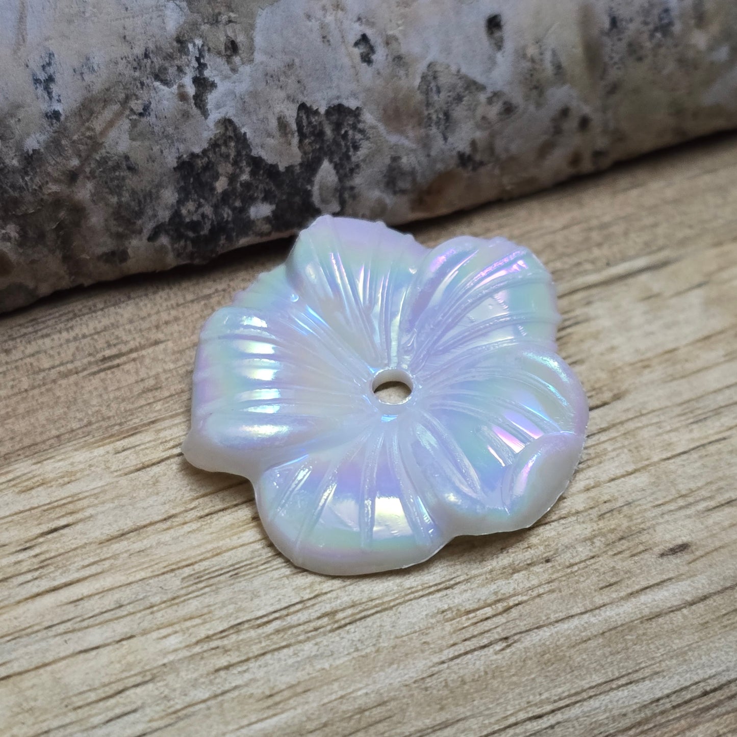 Diese 12 weißen, irisierenden Blumenperlen aus Acryl mit einem Durchmesser von 22 mm sind perfekt für deine kreativen Projekte! Ideal für Schmuck, Makramee und Dekorationen. Ihre schimmernde Oberfläche bringt blumigen Flair und ist eine wunderbare Ergänzung für Hochzeiten, Sommerfeste und andere festliche Anlässe.