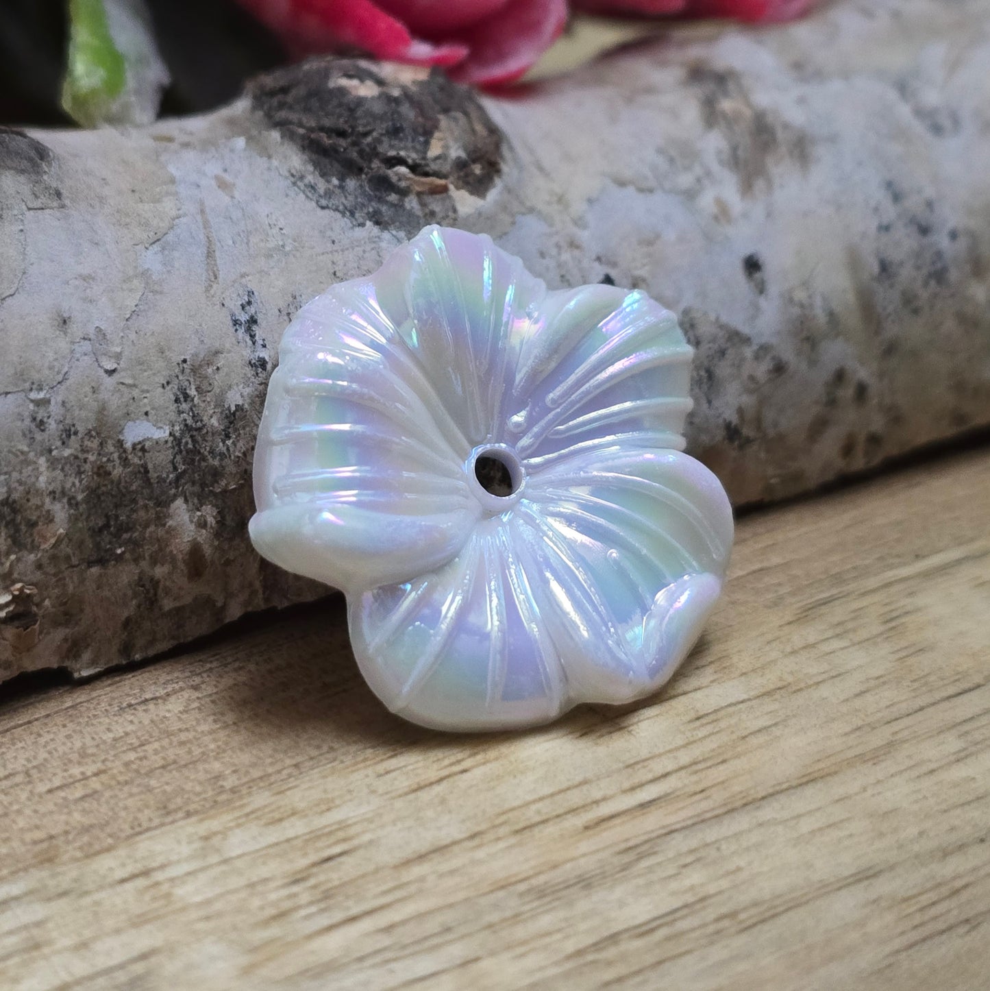 Diese 12 weißen, irisierenden Blumenperlen aus Acryl mit einem Durchmesser von 22 mm sind perfekt für deine kreativen Projekte! Ideal für Schmuck, Makramee und Dekorationen. Ihre schimmernde Oberfläche bringt blumigen Flair und ist eine wunderbare Ergänzung für Hochzeiten, Sommerfeste und andere festliche Anlässe.