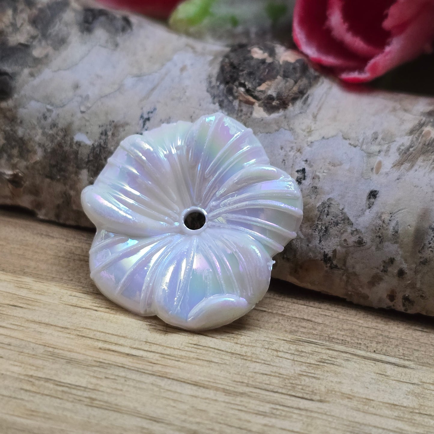Diese 12 weißen, irisierenden Blumenperlen aus Acryl mit einem Durchmesser von 22 mm sind perfekt für deine kreativen Projekte! Ideal für Schmuck, Makramee und Dekorationen. Ihre schimmernde Oberfläche bringt blumigen Flair und ist eine wunderbare Ergänzung für Hochzeiten, Sommerfeste und andere festliche Anlässe.