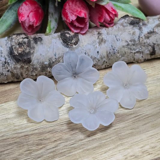 Diese 8 weißen, mattierten Blumenperlen aus Acryl mit einem Durchmesser von 28 mm sind perfekt für deine kreativen Projekte! Ideal für Schmuck, Makramee und Dekorationen. Ihre matte Oberfläche bringt blumigen Flair und ist eine wunderbare Ergänzung für Hochzeiten, Sommerfeste und andere festliche Anlässe.