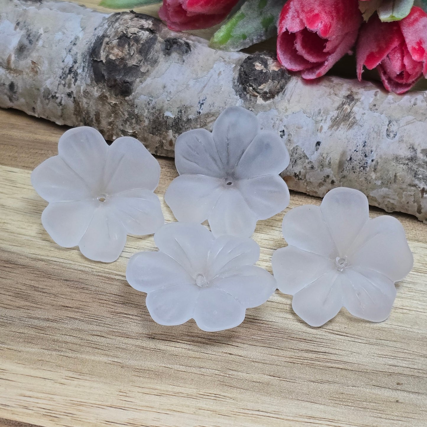 Diese 8 weißen, mattierten Blumenperlen aus Acryl mit einem Durchmesser von 28 mm sind perfekt für deine kreativen Projekte! Ideal für Schmuck, Makramee und Dekorationen. Ihre matte Oberfläche bringt blumigen Flair und ist eine wunderbare Ergänzung für Hochzeiten, Sommerfeste und andere festliche Anlässe.