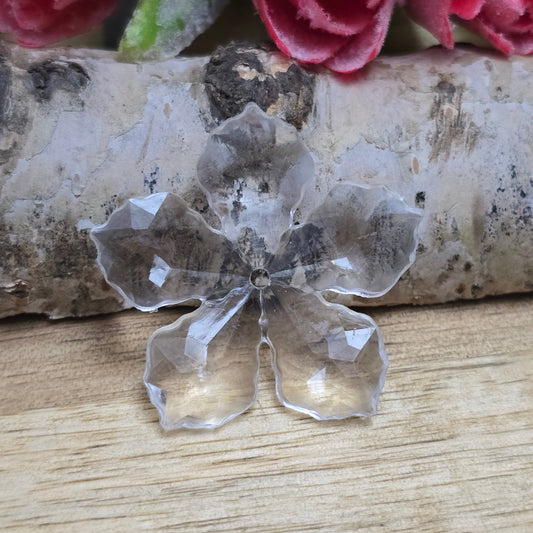 8 Blumen Perlen aus Acryl - farblos klar - 30mm