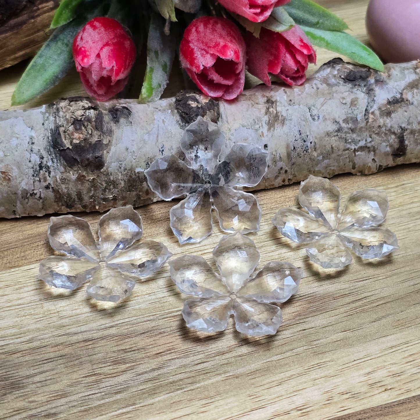 8 Blumen Perlen aus Acryl - farblos klar - 30mm