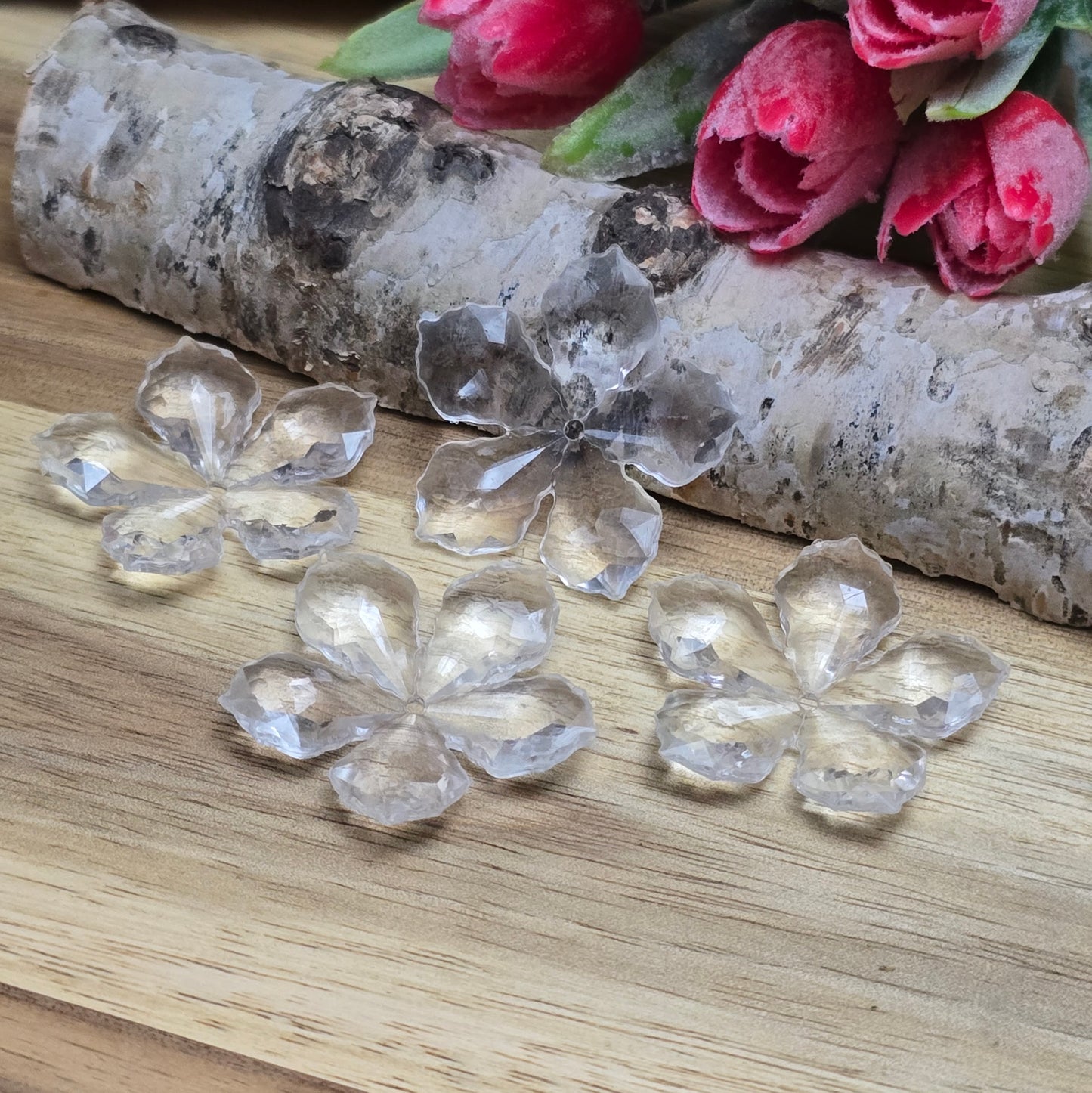 8 Blumen Perlen aus Acryl - farblos klar - 30mm