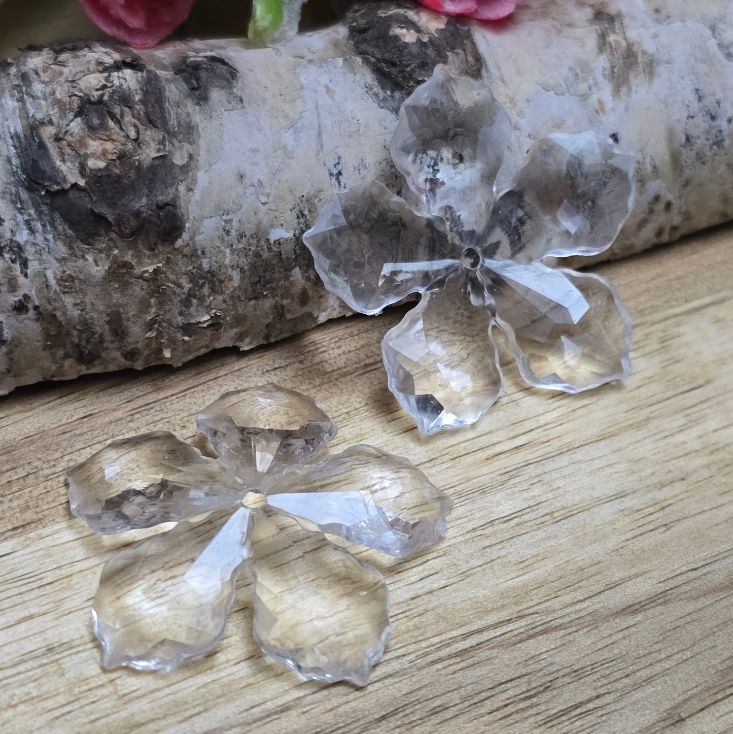 8 Blumen Perlen aus Acryl - farblos klar - 30mm