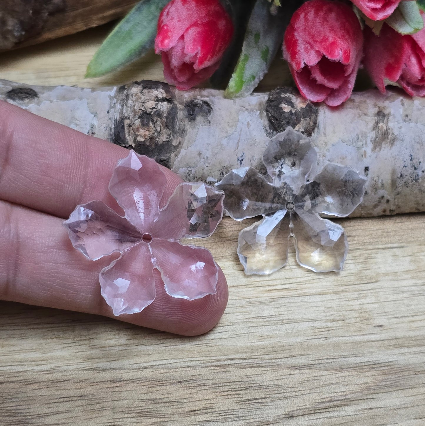 8 Blumen Perlen aus Acryl - farblos klar - 30mm