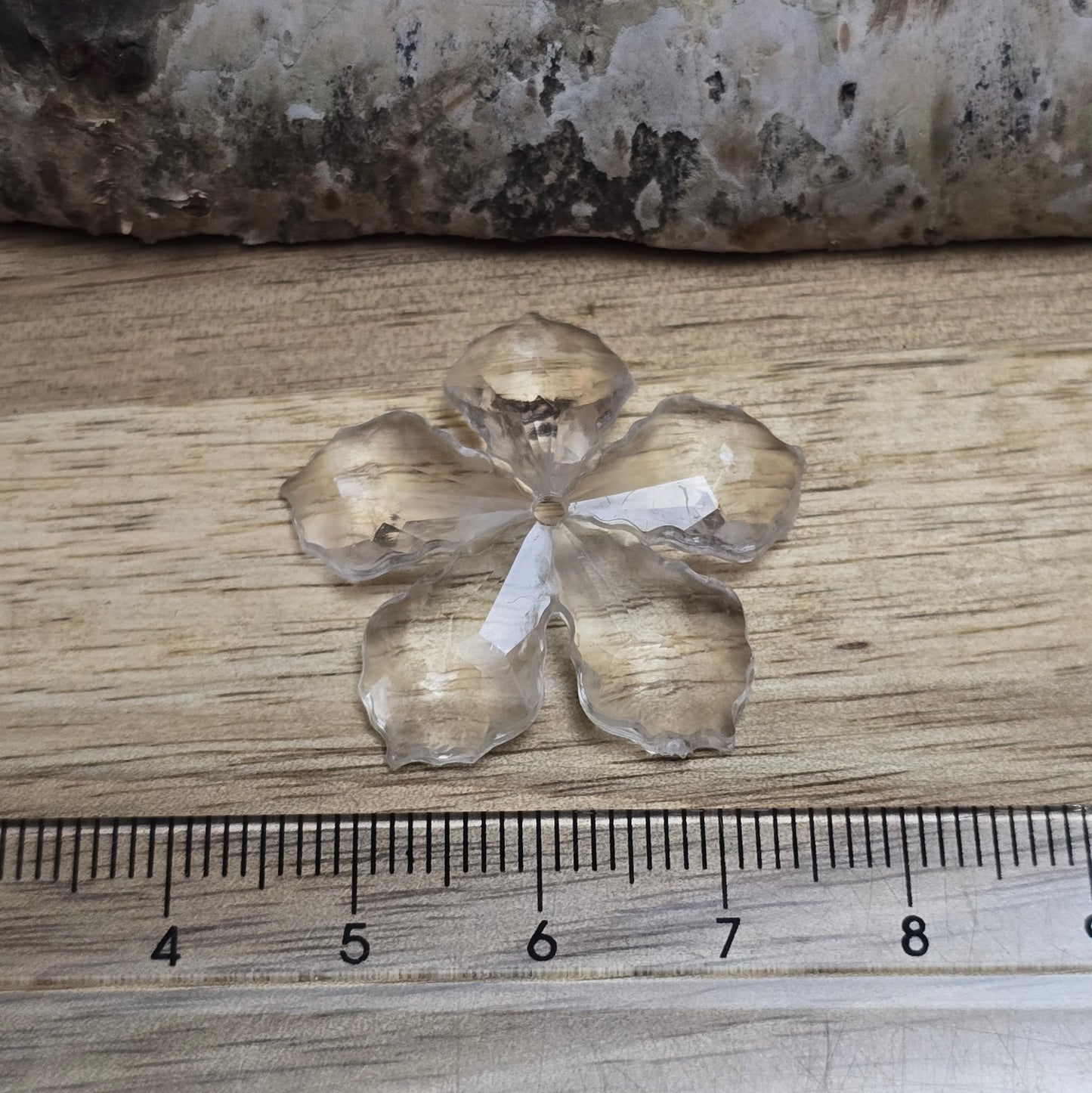 8 Blumen Perlen aus Acryl - farblos klar - 30mm