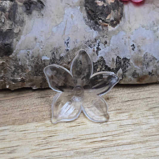 Diese 30 transparent farblosen Blumenperlen aus Acryl mit einem Durchmesser von 20 mm sind perfekt für deine kreativen Projekte! Ideal für Schmuck, Makramee und Dekorationen. Ihre schimmernde Oberfläche bringt blumigen Flair und ist eine wunderbare Ergänzung für Hochzeiten, Sommerfeste und andere festliche Anlässe.