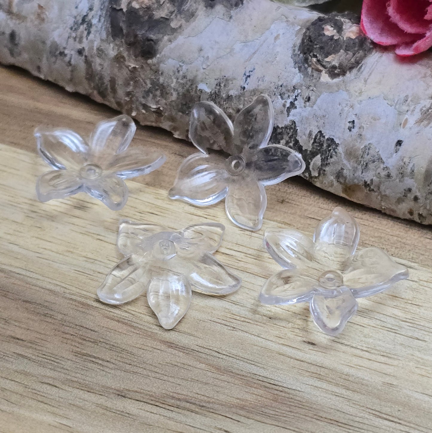 Diese 30 transparent farblosen Blumenperlen aus Acryl mit einem Durchmesser von 20 mm sind perfekt für deine kreativen Projekte! Ideal für Schmuck, Makramee und Dekorationen. Ihre schimmernde Oberfläche bringt blumigen Flair und ist eine wunderbare Ergänzung für Hochzeiten, Sommerfeste und andere festliche Anlässe.