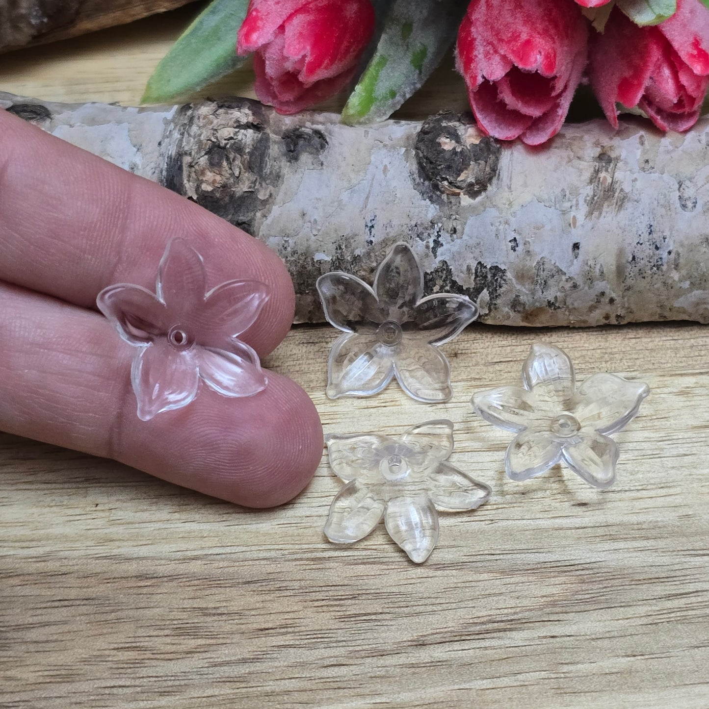 Diese 30 transparent farblosen Blumenperlen aus Acryl mit einem Durchmesser von 20 mm sind perfekt für deine kreativen Projekte! Ideal für Schmuck, Makramee und Dekorationen. Ihre schimmernde Oberfläche bringt blumigen Flair und ist eine wunderbare Ergänzung für Hochzeiten, Sommerfeste und andere festliche Anlässe.
