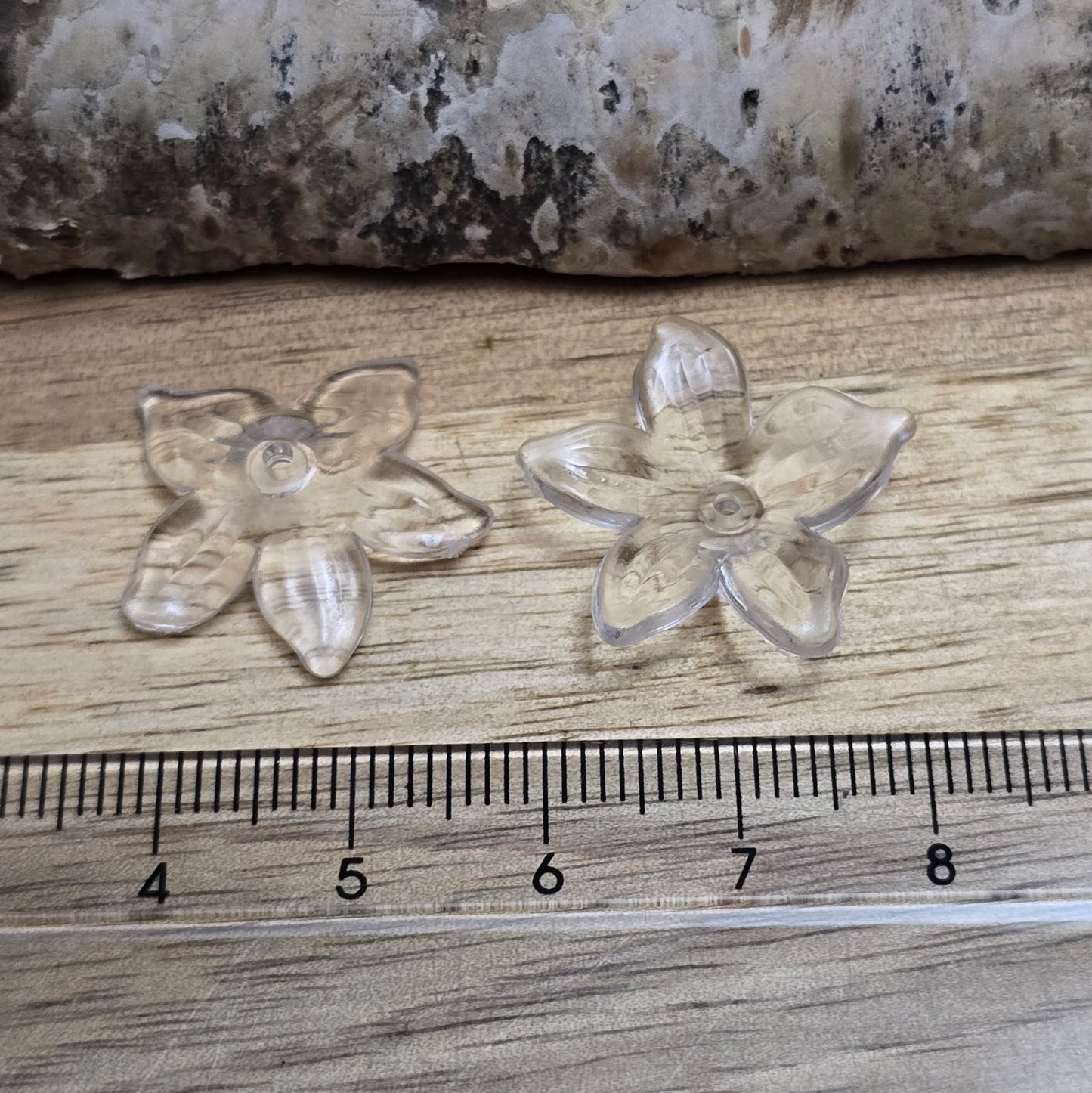 Diese 30 transparent farblosen Blumenperlen aus Acryl mit einem Durchmesser von 20 mm sind perfekt für deine kreativen Projekte! Ideal für Schmuck, Makramee und Dekorationen. Ihre schimmernde Oberfläche bringt blumigen Flair und ist eine wunderbare Ergänzung für Hochzeiten, Sommerfeste und andere festliche Anlässe.