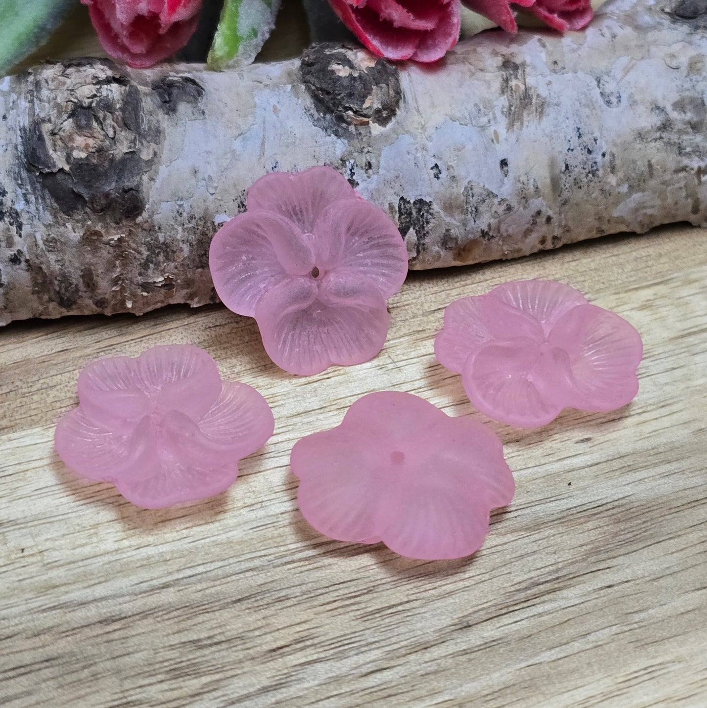 Diese mattierten Blumenperlen aus Acryl mit einem Durchmesser von 20 mm sind perfekt für deine kreativen Projekte! Ideal für Schmuck, Makramee und Dekorationen. Ihre schimmernde Oberfläche bringt blumigen Flair und ist eine wunderbare Ergänzung für Hochzeiten, Sommerfeste und andere festliche Anlässe.