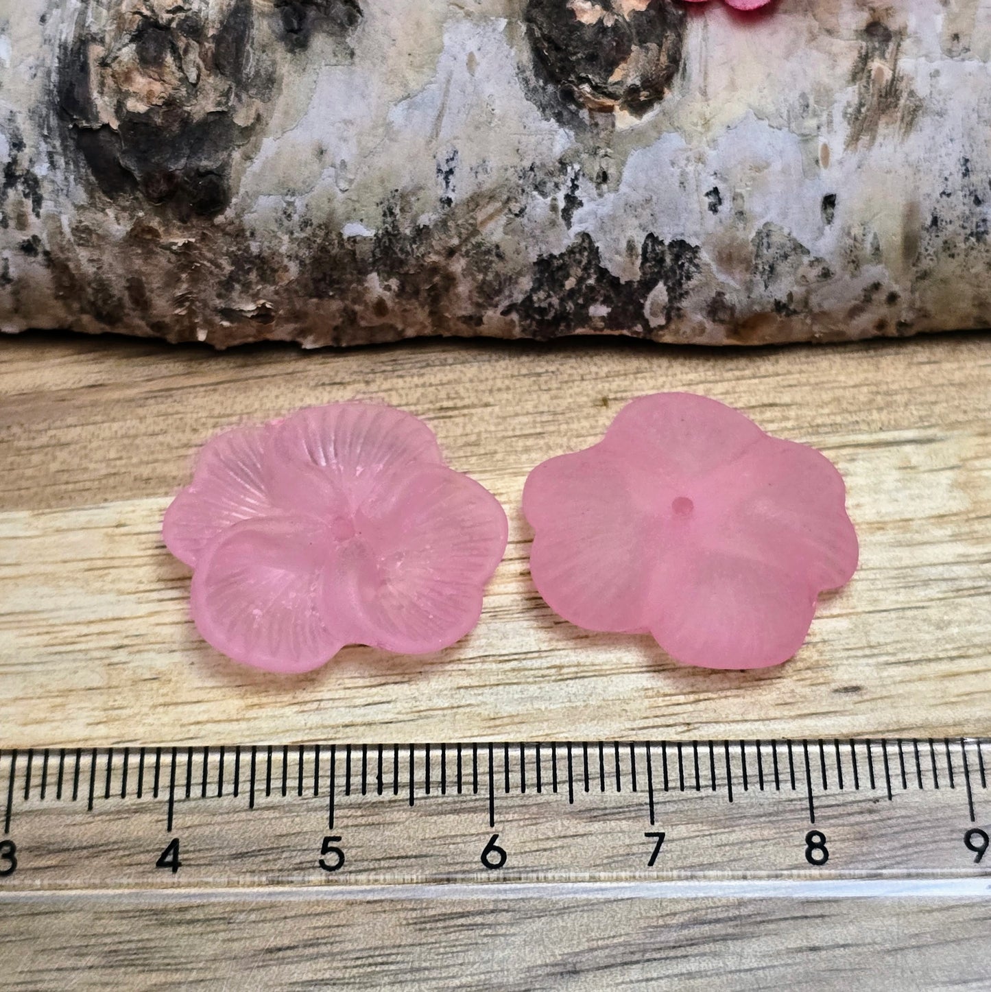 Diese mattierten Blumenperlen aus Acryl mit einem Durchmesser von 20 mm sind perfekt für deine kreativen Projekte! Ideal für Schmuck, Makramee und Dekorationen. Ihre schimmernde Oberfläche bringt blumigen Flair und ist eine wunderbare Ergänzung für Hochzeiten, Sommerfeste und andere festliche Anlässe.