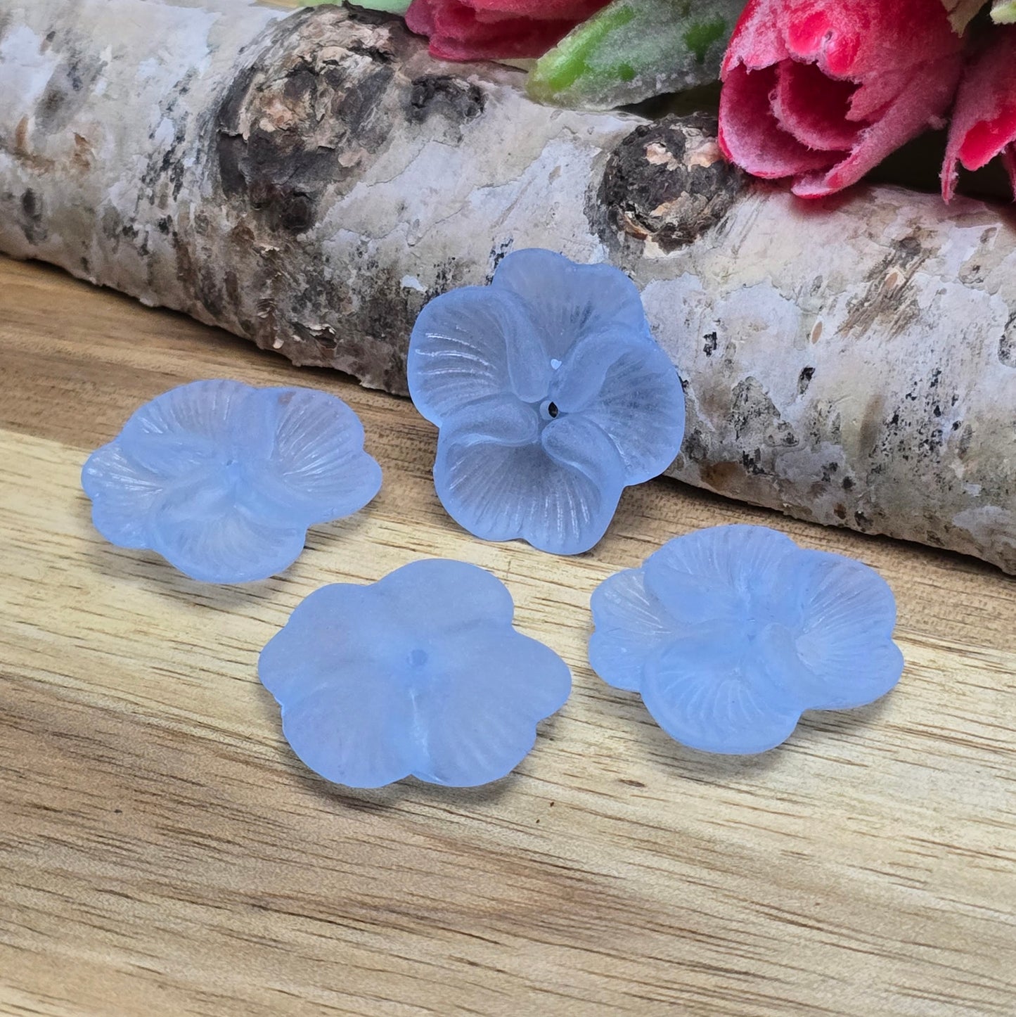 Diese mattierten Blumenperlen aus Acryl mit einem Durchmesser von 20 mm sind perfekt für deine kreativen Projekte! Ideal für Schmuck, Makramee und Dekorationen. Ihre schimmernde Oberfläche bringt blumigen Flair und ist eine wunderbare Ergänzung für Hochzeiten, Sommerfeste und andere festliche Anlässe.