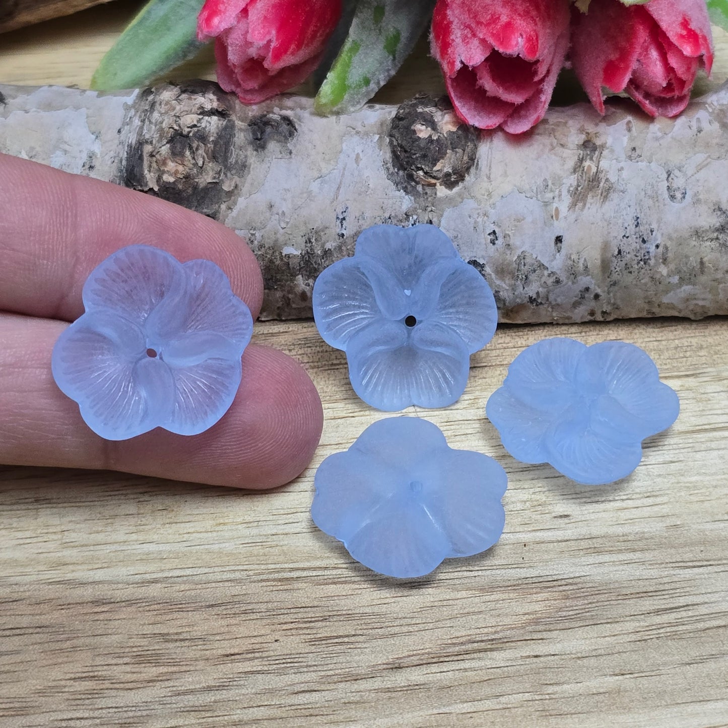 Diese mattierten Blumenperlen aus Acryl mit einem Durchmesser von 20 mm sind perfekt für deine kreativen Projekte! Ideal für Schmuck, Makramee und Dekorationen. Ihre schimmernde Oberfläche bringt blumigen Flair und ist eine wunderbare Ergänzung für Hochzeiten, Sommerfeste und andere festliche Anlässe.