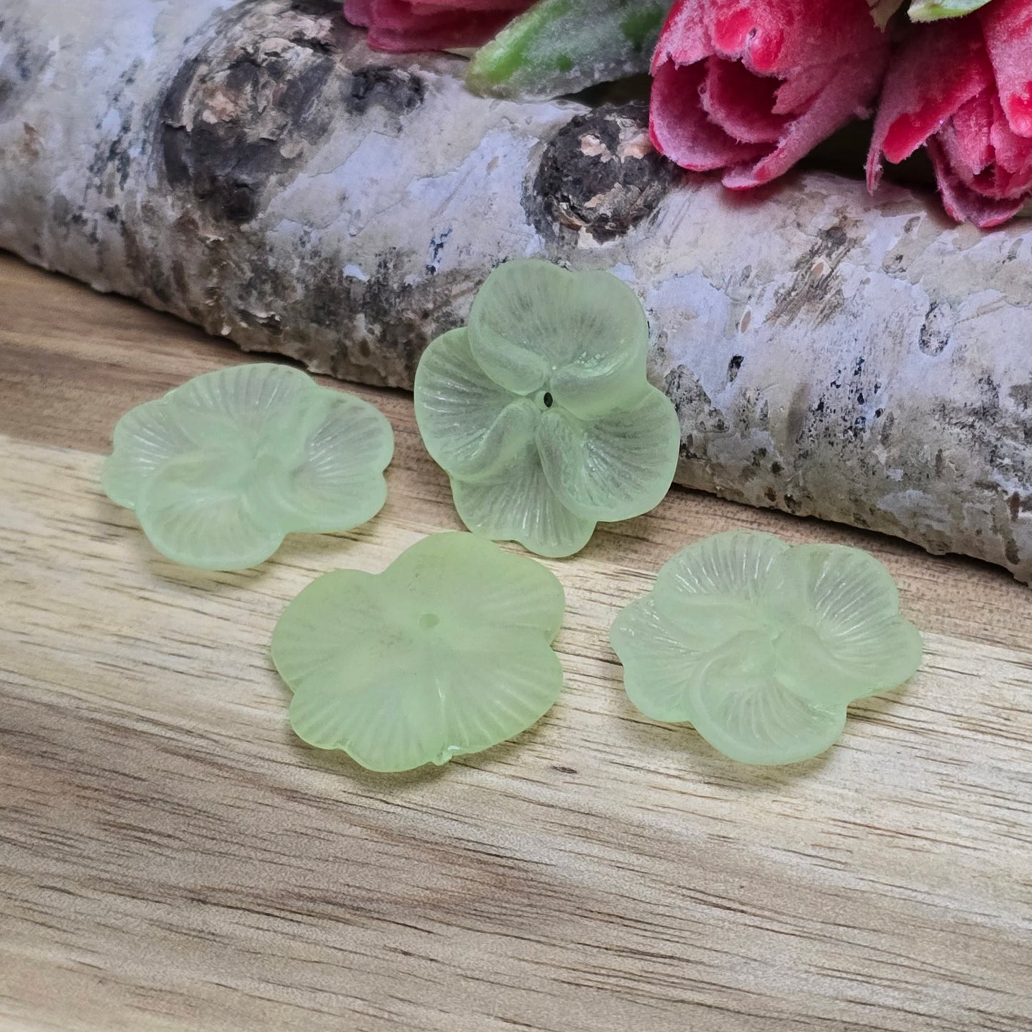 Diese mattierten Blumenperlen aus Acryl mit einem Durchmesser von 20 mm sind perfekt für deine kreativen Projekte! Ideal für Schmuck, Makramee und Dekorationen. Ihre schimmernde Oberfläche bringt blumigen Flair und ist eine wunderbare Ergänzung für Hochzeiten, Sommerfeste und andere festliche Anlässe.